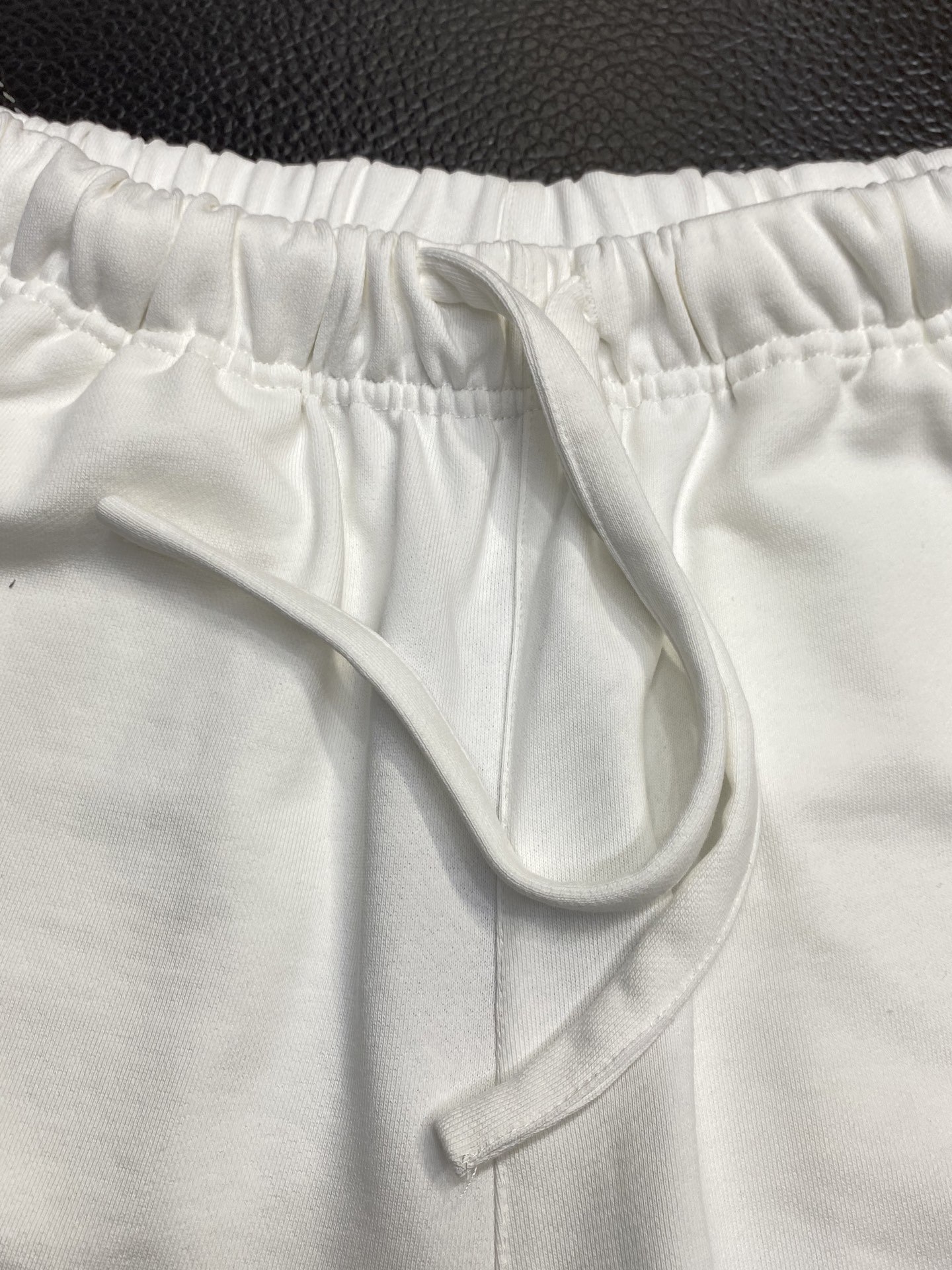 。Balenciga巴黎世家💥独家专供新款休闲短裤🩳高端版本！专柜定制面料 透气舒适度高，细节无可挑剔，