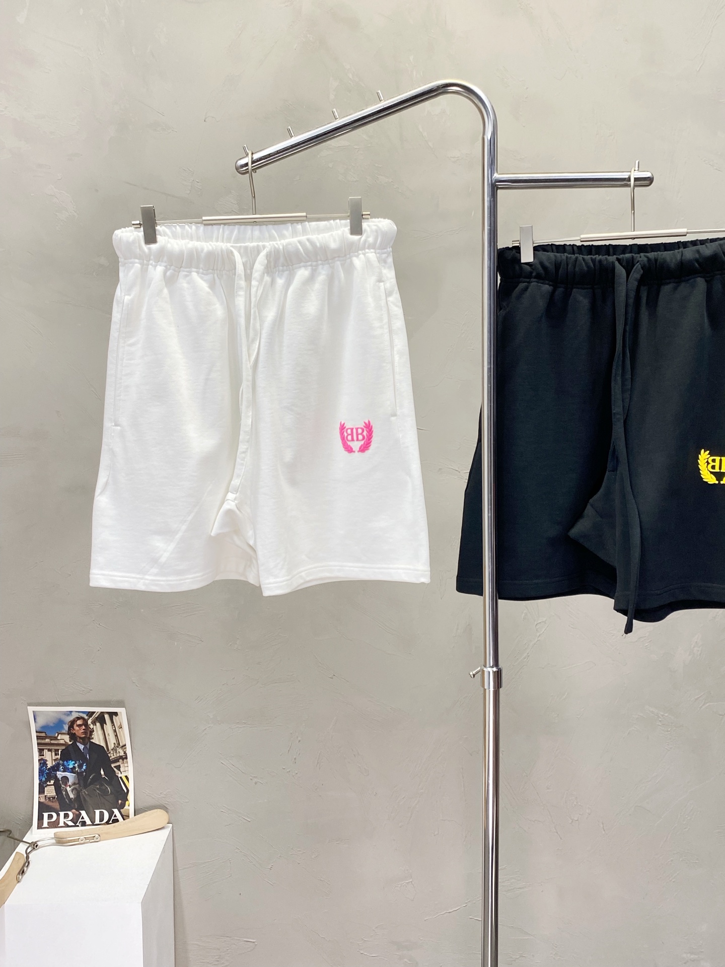 。Balenciga巴黎世家💥独家专供新款休闲短裤🩳高端版本！专柜定制面料 透气舒适度高，细节无可挑剔，