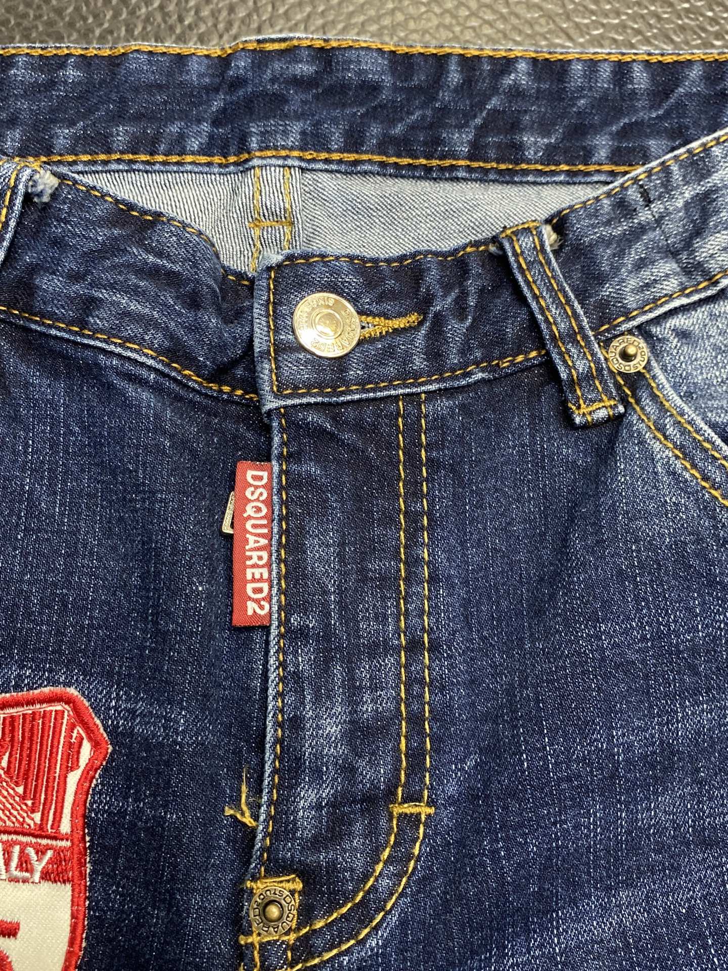 。DSQUARED2第二次方💥独家专供新款休闲牛仔短裤🩳 高端版本！专柜定制面料 透气舒适度高，细节无可