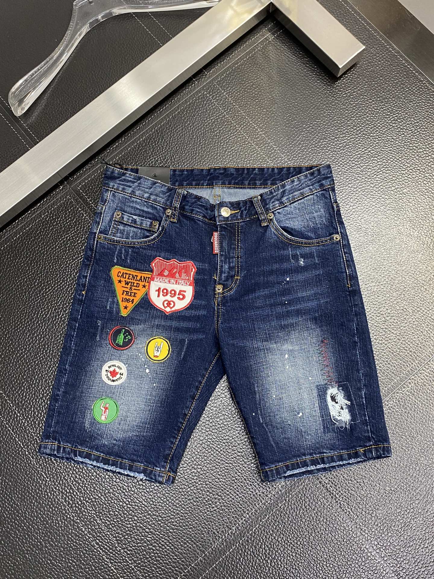 。DSQUARED2第二次方💥独家专供新款休闲牛仔短裤🩳 高端版本！专柜定制面料 透气舒适度高，细节无可