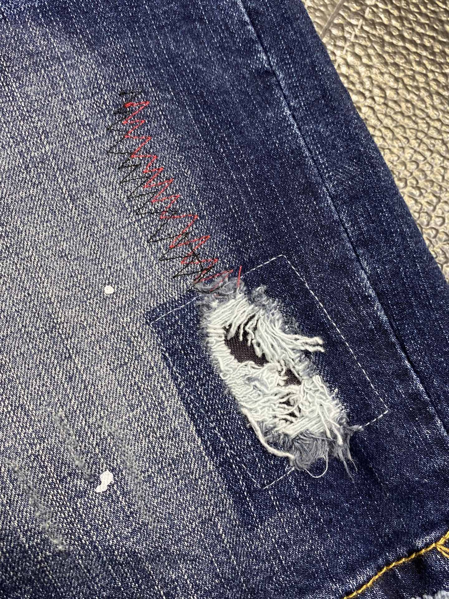 。DSQUARED2第二次方💥独家专供新款休闲牛仔短裤🩳 高端版本！专柜定制面料 透气舒适度高，细节无可