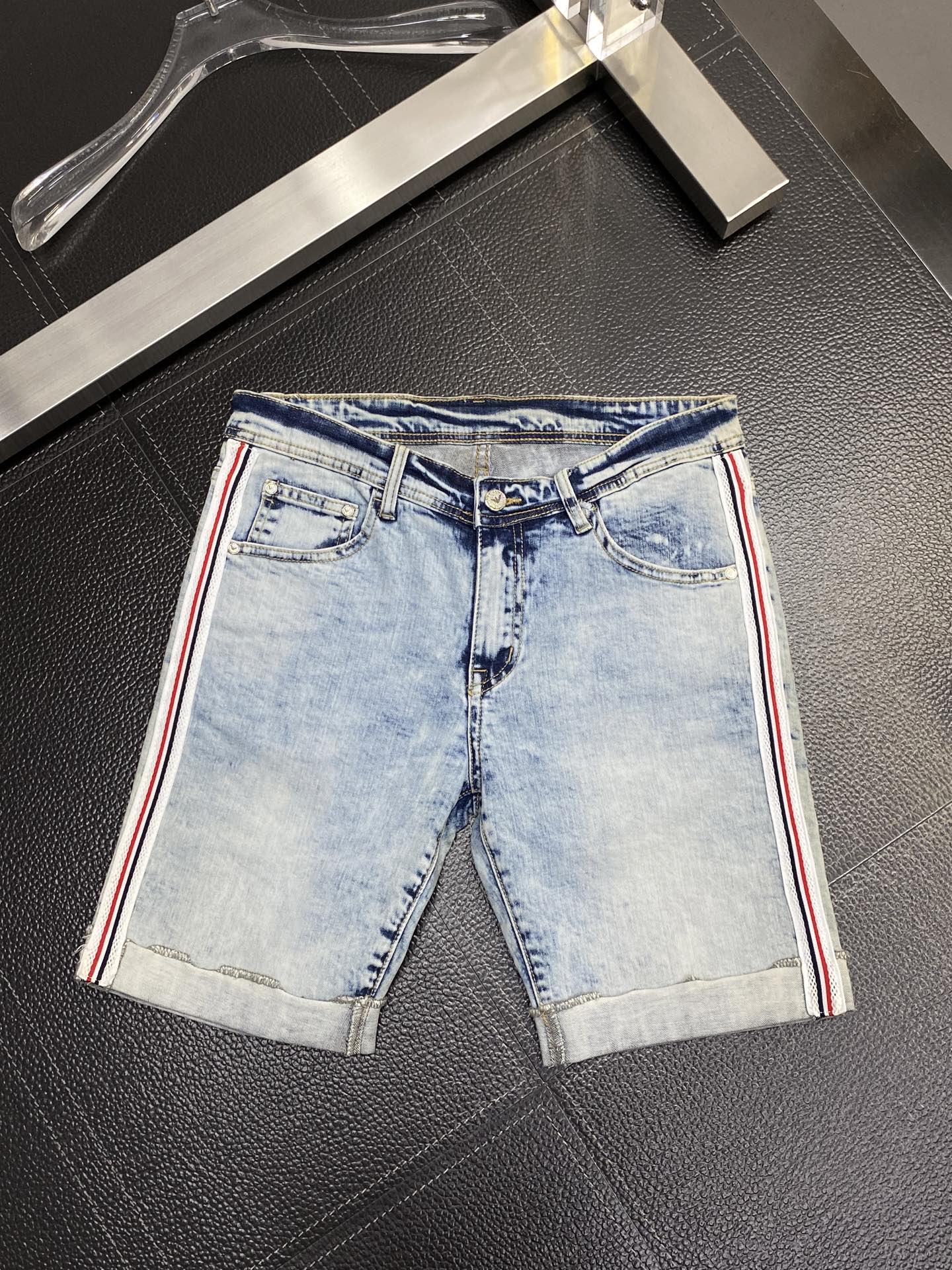 。ARMANI阿玛尼💥独家专供新款休闲牛仔短裤🩳 高端版本！专柜定制面料 透气舒适度高，细节无可挑剔，品
