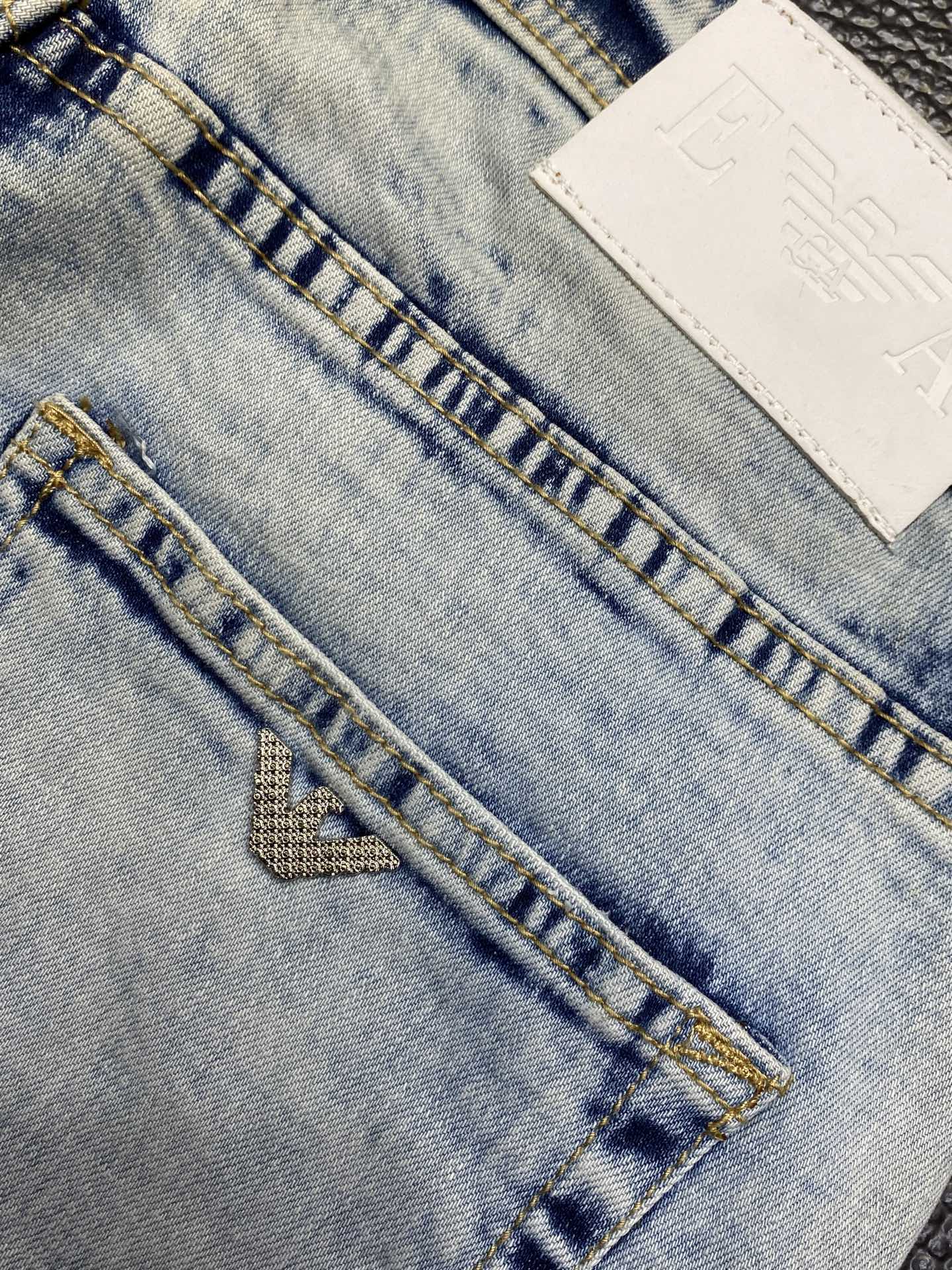 。ARMANI阿玛尼💥独家专供新款休闲牛仔短裤🩳 高端版本！专柜定制面料 透气舒适度高，细节无可挑剔，品