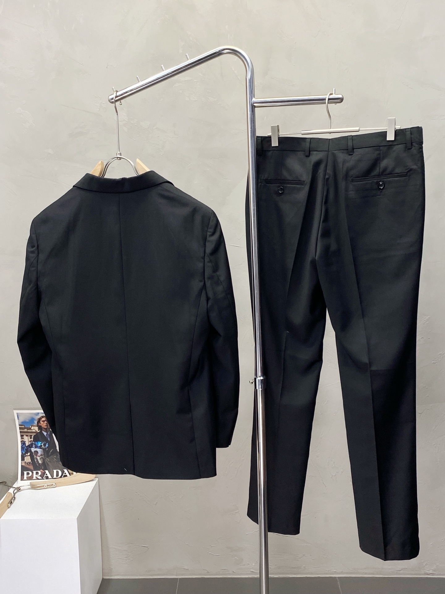 /套。Prada普拉达💥春秋新款西服套装，外贸公司订单 简约休闲西装外套，独家专供进口原版聚酯纤维面料，