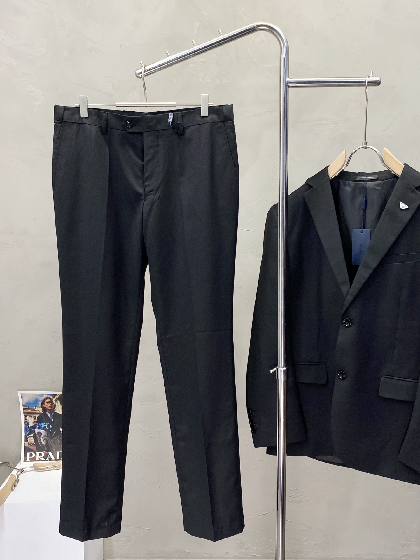 /套。Prada普拉达💥春秋新款西服套装，外贸公司订单 简约休闲西装外套，独家专供进口原版聚酯纤维面料，
