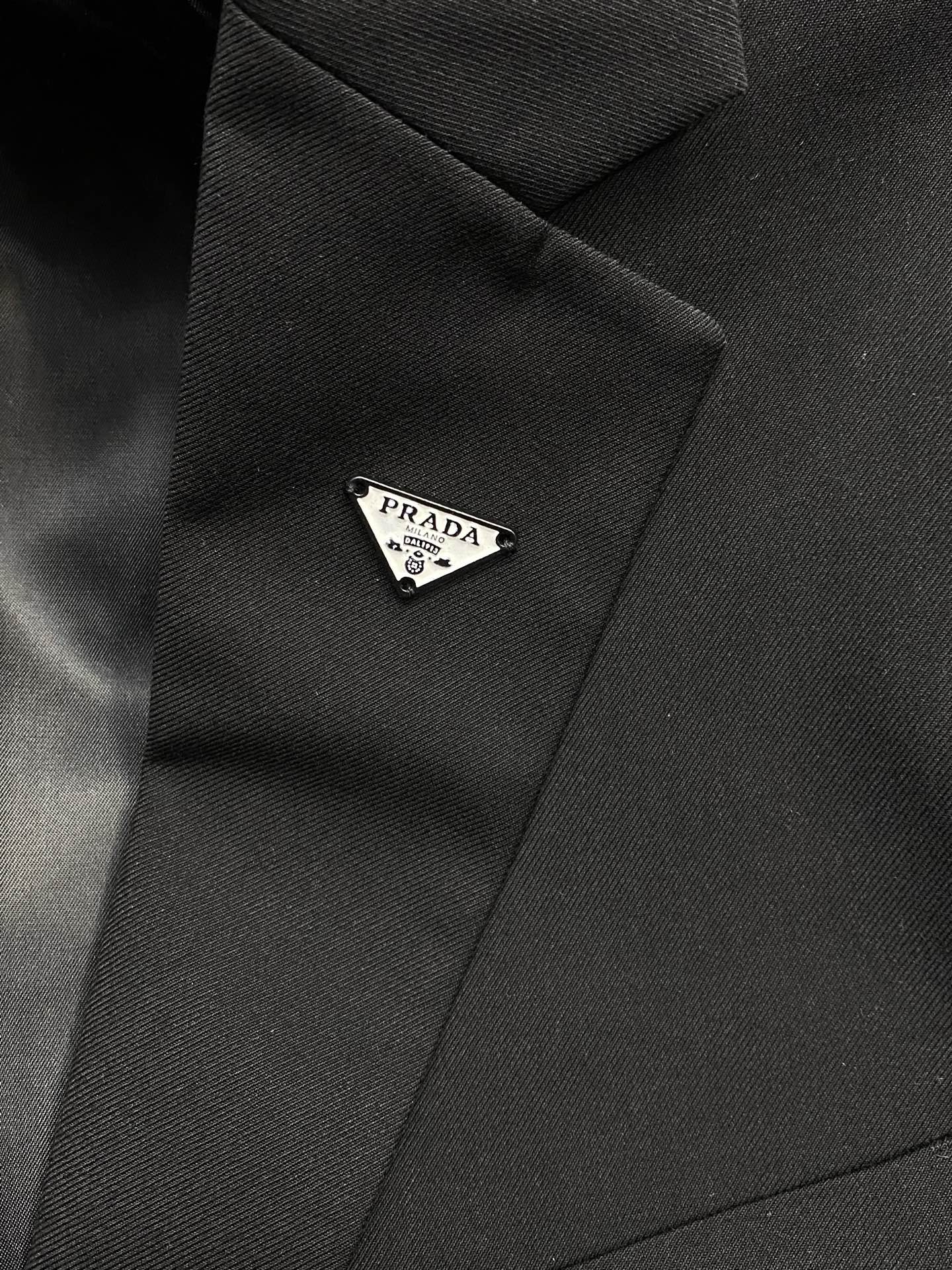 /套。Prada普拉达💥春秋新款西服套装，外贸公司订单 简约休闲西装外套，独家专供进口原版聚酯纤维面料，