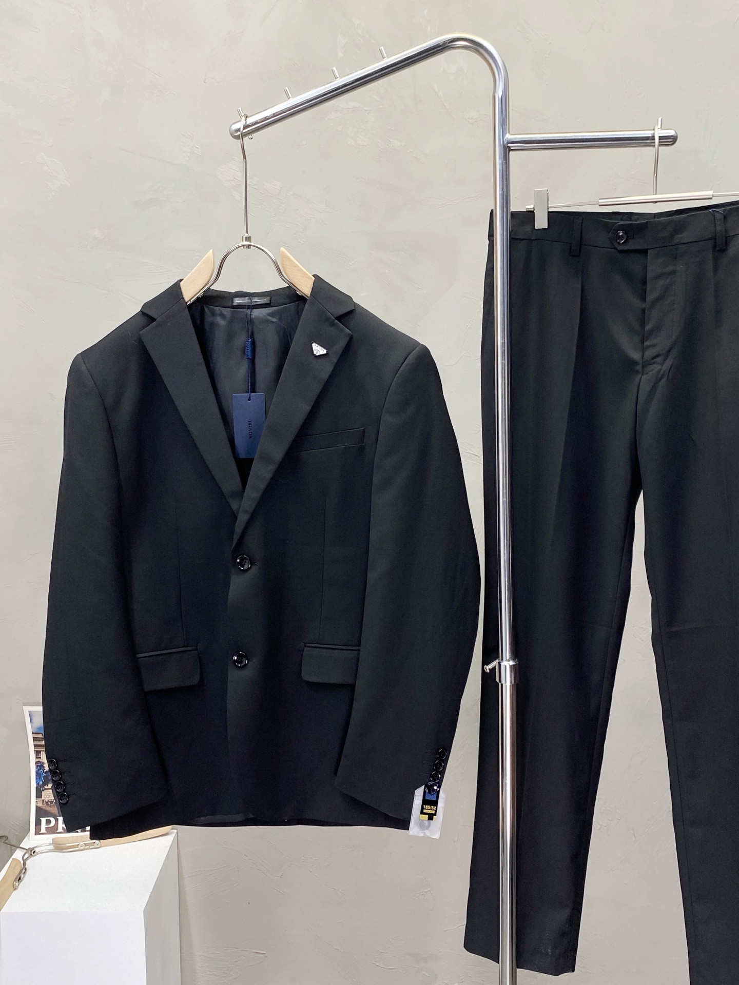 /套。Prada普拉达💥春秋新款西服套装，外贸公司订单 简约休闲西装外套，独家专供进口原版聚酯纤维面料，