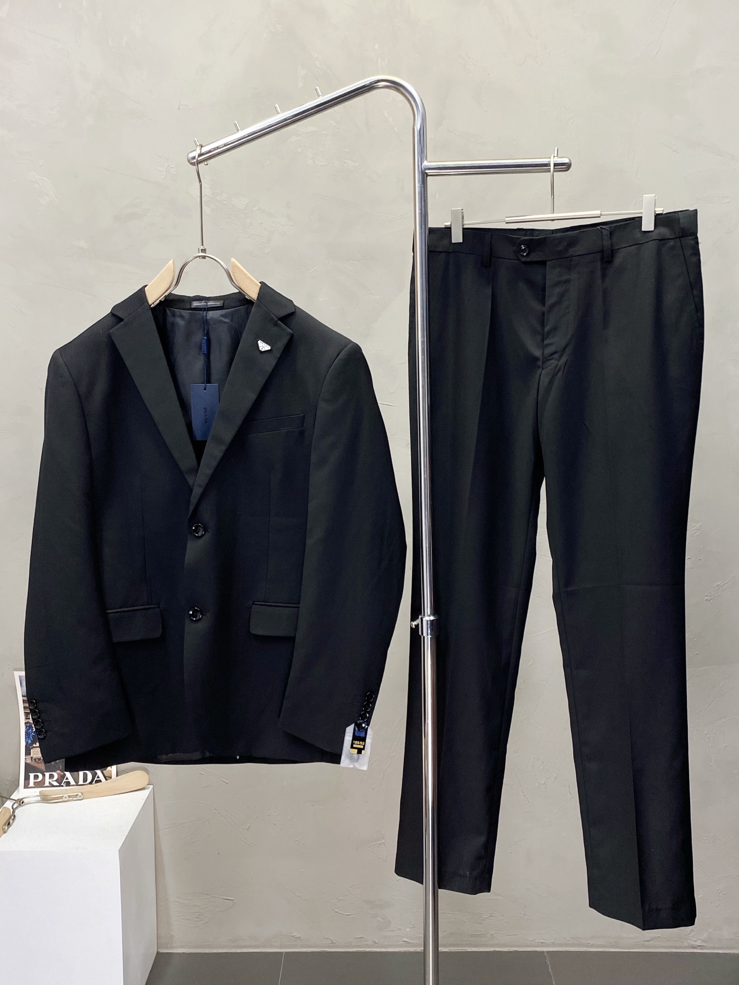 /套。Prada普拉达💥春秋新款西服套装，外贸公司订单 简约休闲西装外套，独家专供进口原版聚酯纤维面料，