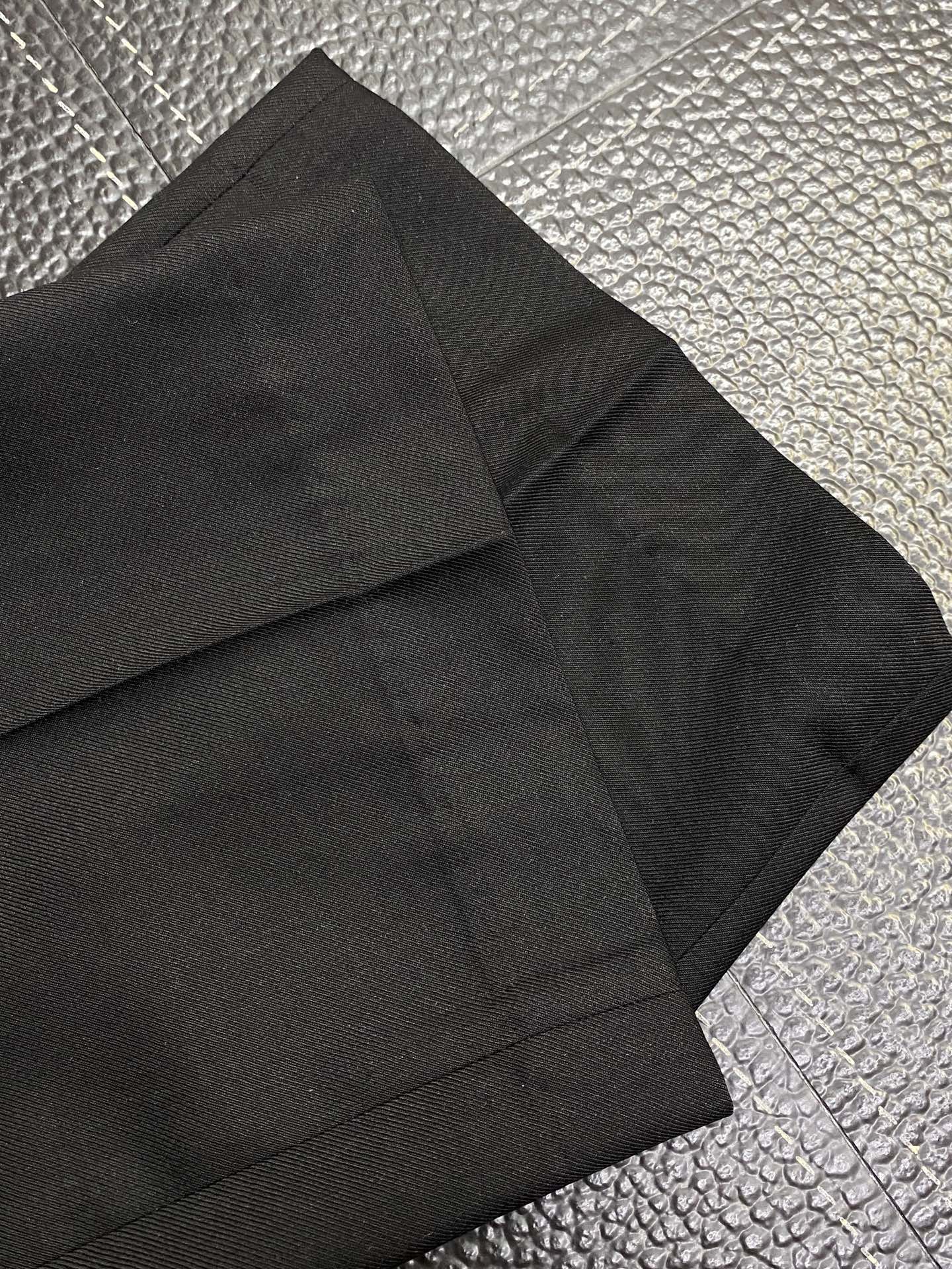 /套。Prada普拉达💥春秋新款西服套装，外贸公司订单 简约休闲西装外套，独家专供进口原版聚酯纤维面料，