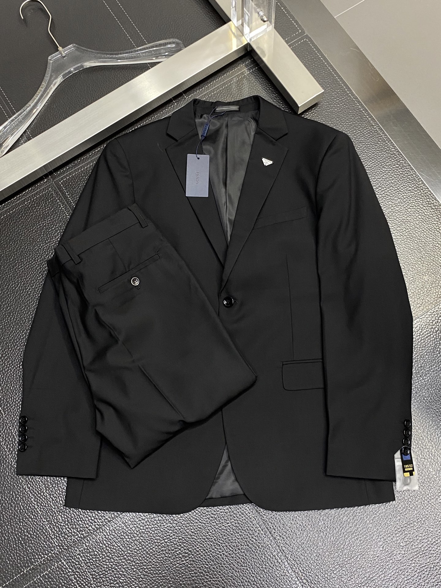 /套。Prada普拉达💥春秋新款西服套装，外贸公司订单 简约休闲西装外套，独家专供进口原版聚酯纤维面料，