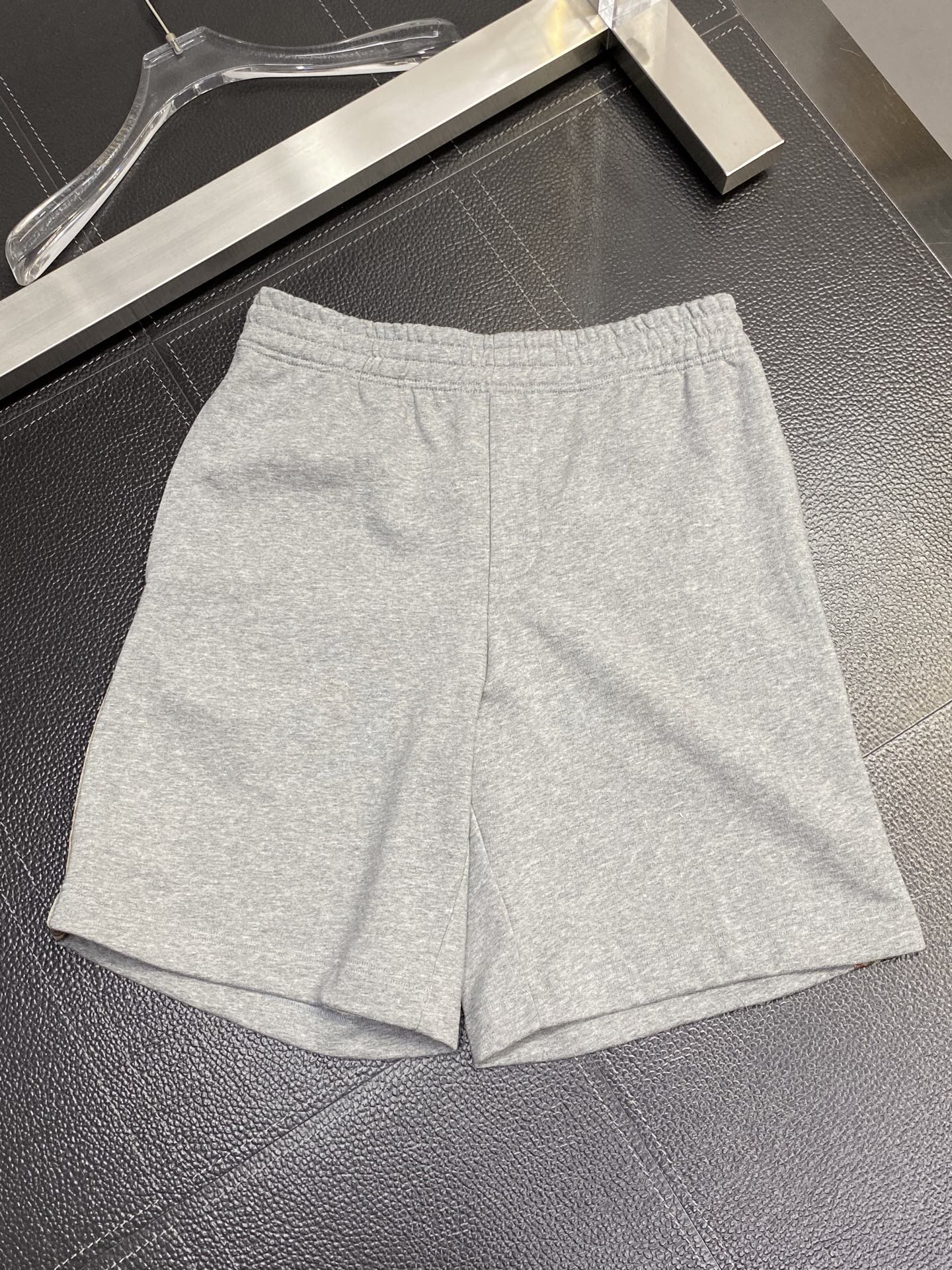 。Burberry巴宝莉🩳独家专供新款休闲格纹带棉质短裤 高端版本！专柜定制面料 透气舒适度高，细节无可