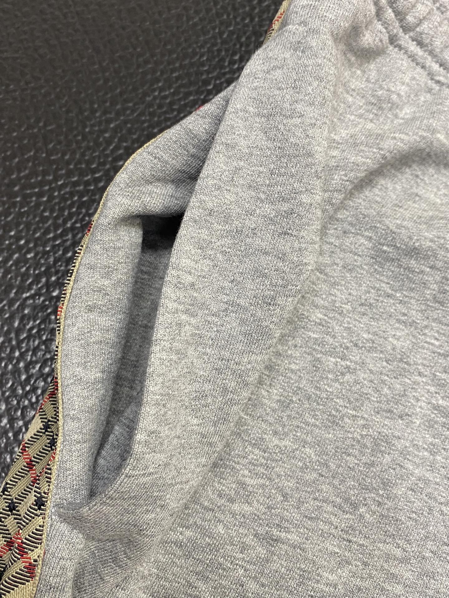 。Burberry巴宝莉🩳独家专供新款休闲格纹带棉质短裤 高端版本！专柜定制面料 透气舒适度高，细节无可