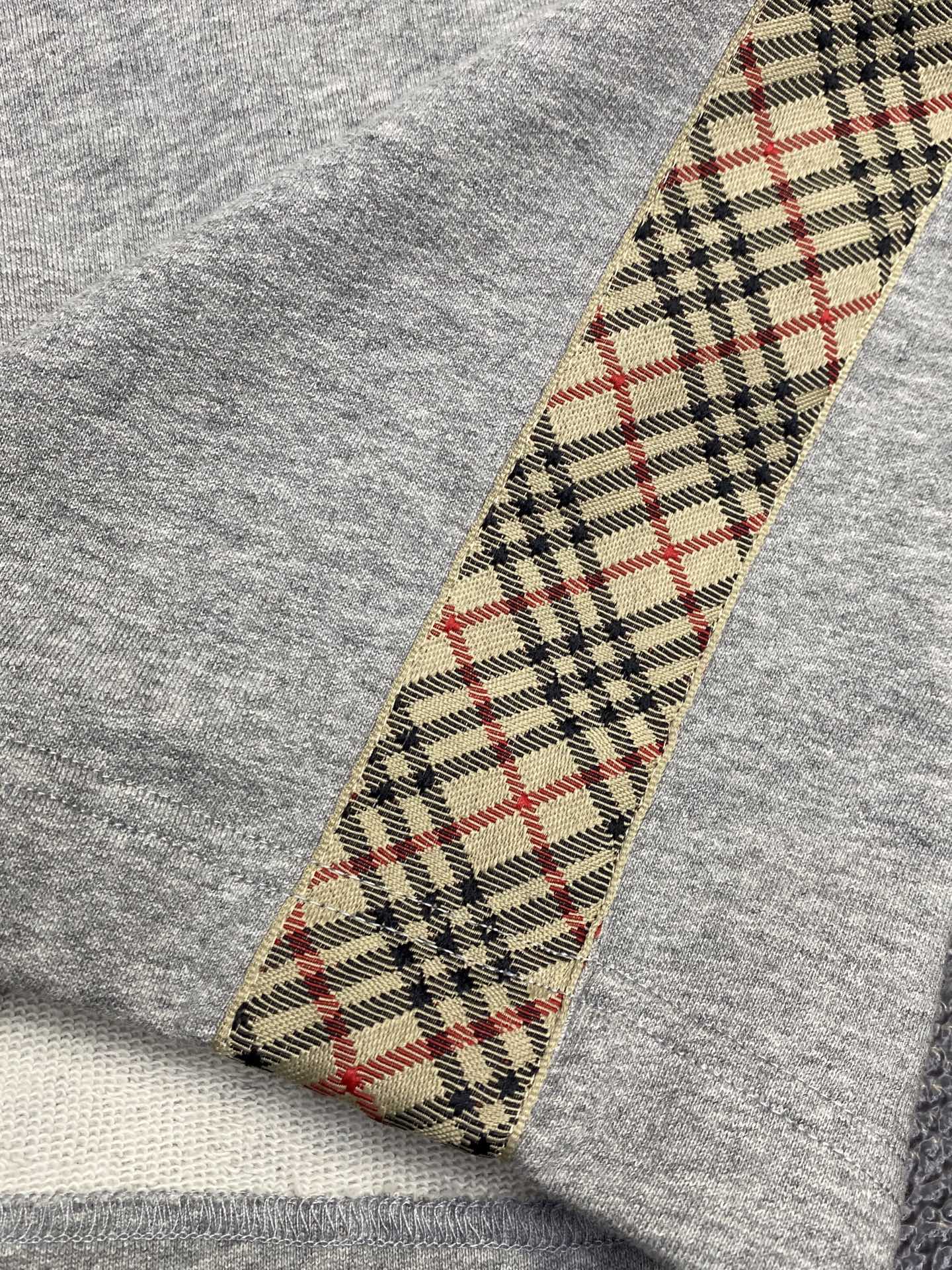 。Burberry巴宝莉🩳独家专供新款休闲格纹带棉质短裤 高端版本！专柜定制面料 透气舒适度高，细节无可