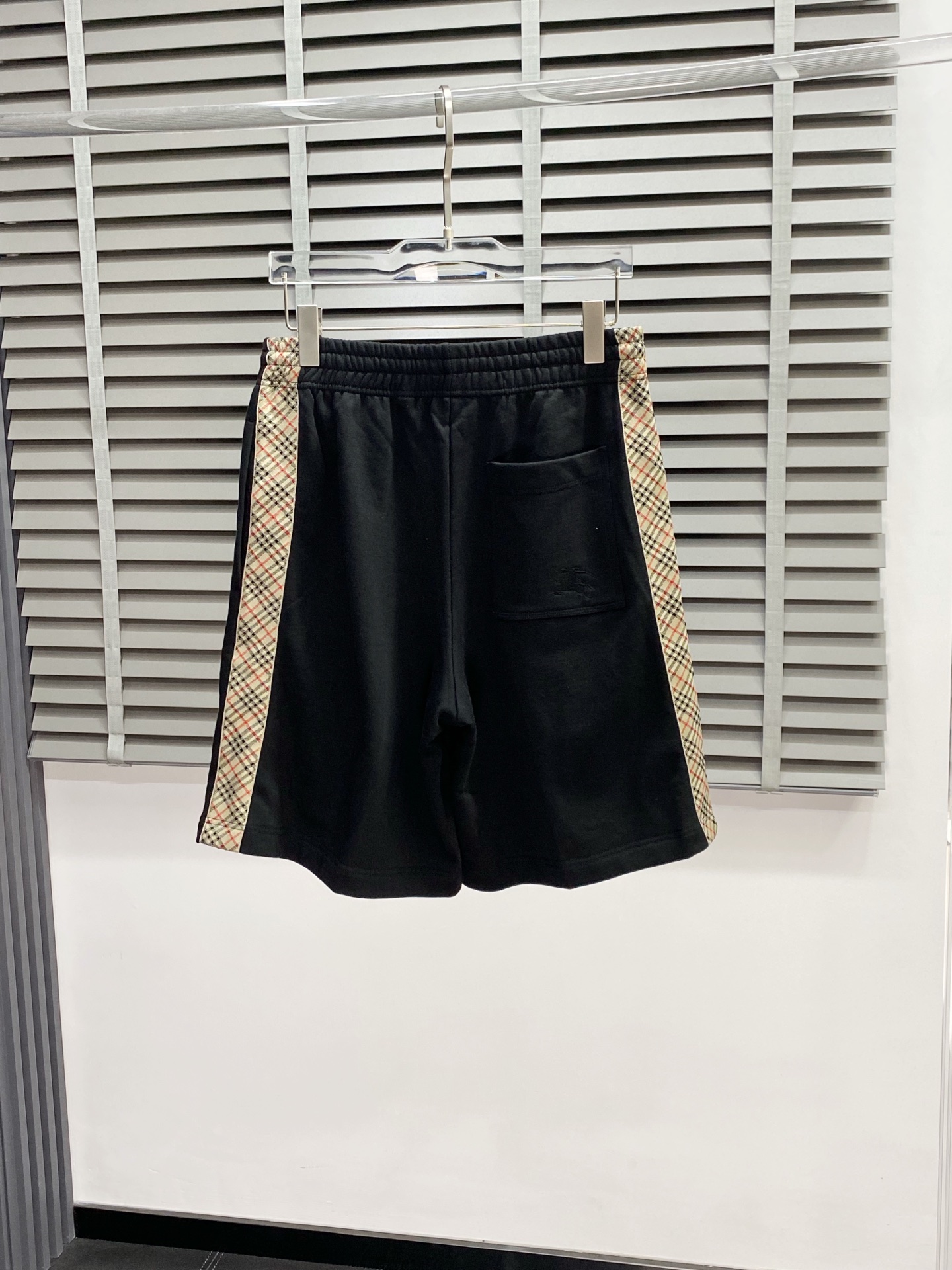 。Burberry巴宝莉🩳独家专供新款休闲格纹带棉质短裤 高端版本！专柜定制面料 透气舒适度高，细节无可
