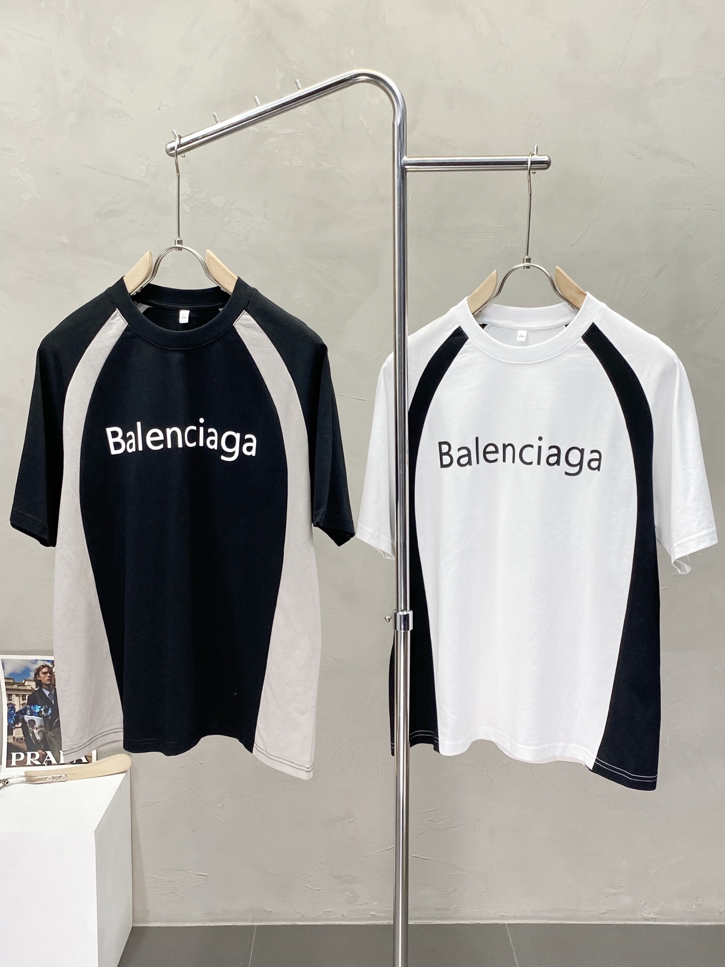 NO:412573,.Balenciga exclusively offers new original single men's casual short sleeves, high-end customization, high-end version, fashionable and versatile imported fabric, super soft and delicate, skin-friendly and comfortable to wear, high-end boutique, OEM, fine-made top body, very good, men's essential items, three standards, M-3XL,,balenciaga,balenciaga,T-shirt,alexander wang19860909.Balenciga巴黎世家独家专供新款原单男士休闲短袖 高端定制 高端版本 时尚百搭爆款进口面料 手感超柔软细腻 穿着亲肤舒适 高端精品 代工厂精细做上身非常赞 男士必备单品 三标齐全 码数M-3XL,,balenciaga,balenciaga,T-shirt,alexander wang,Men's clothing