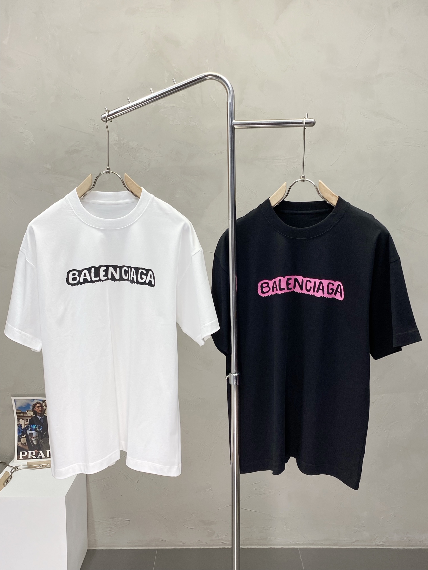 NO:415918,.Balenciga exclusively offers new original single men's casual short sleeves, high-end customization, high-end version, fashionable and versatile imported fabric, super soft and delicate, skin-friendly and comfortable to wear, high-end boutique, OEM, fine-made top body, very good, men's essential items, three standards, M-3XL,,balenciaga,balenciaga,T-shirt,alexander wang19860909.Balenciga巴黎世家独家专供新款原单男士休闲短袖 高端定制 高端版本 时尚百搭爆款进口面料 手感超柔软细腻 穿着亲肤舒适 高端精品 代工厂精细做上身非常赞 男士必备单品 三标齐全 码数M-3XL,,balenciaga,balenciaga,T-shirt,alexander wang,Men's clothing