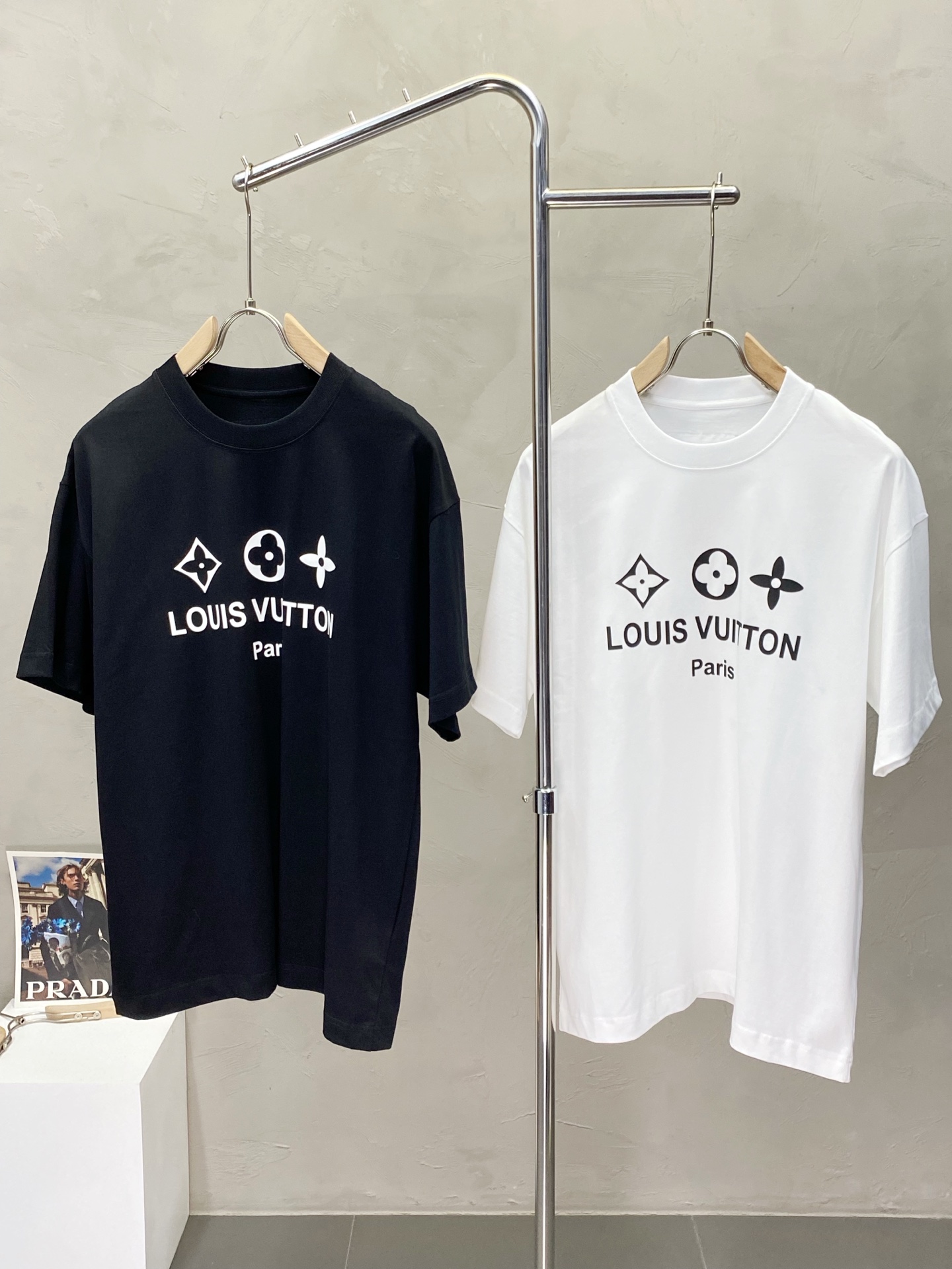 NO:412559,.Louis Vuitton exclusively offers new original single men's casual short sleeves, high-end customization, high-end version, fashionable and versatile imported fabric, super soft and delicate, skin-friendly and comfortable to wear, high-end boutique, OEM, fine-made top body, very good, men's essential items, three standards, complete code M-3XL,,louis vuitton,louis vuitton,T-shirt,alexander wang19860909.Louis Vuitton路易威登独家专供新款原单男士休闲短袖 高端定制 高端版本 时尚百搭爆款进口面料 手感超柔软细腻 穿着亲肤舒适 高端精品 代工厂精细做上身非常赞 男士必备单品 三标齐全 码数M-3XL,,louis vuitton,louis vuitton,T-shirt,alexander wang,Men's clothing