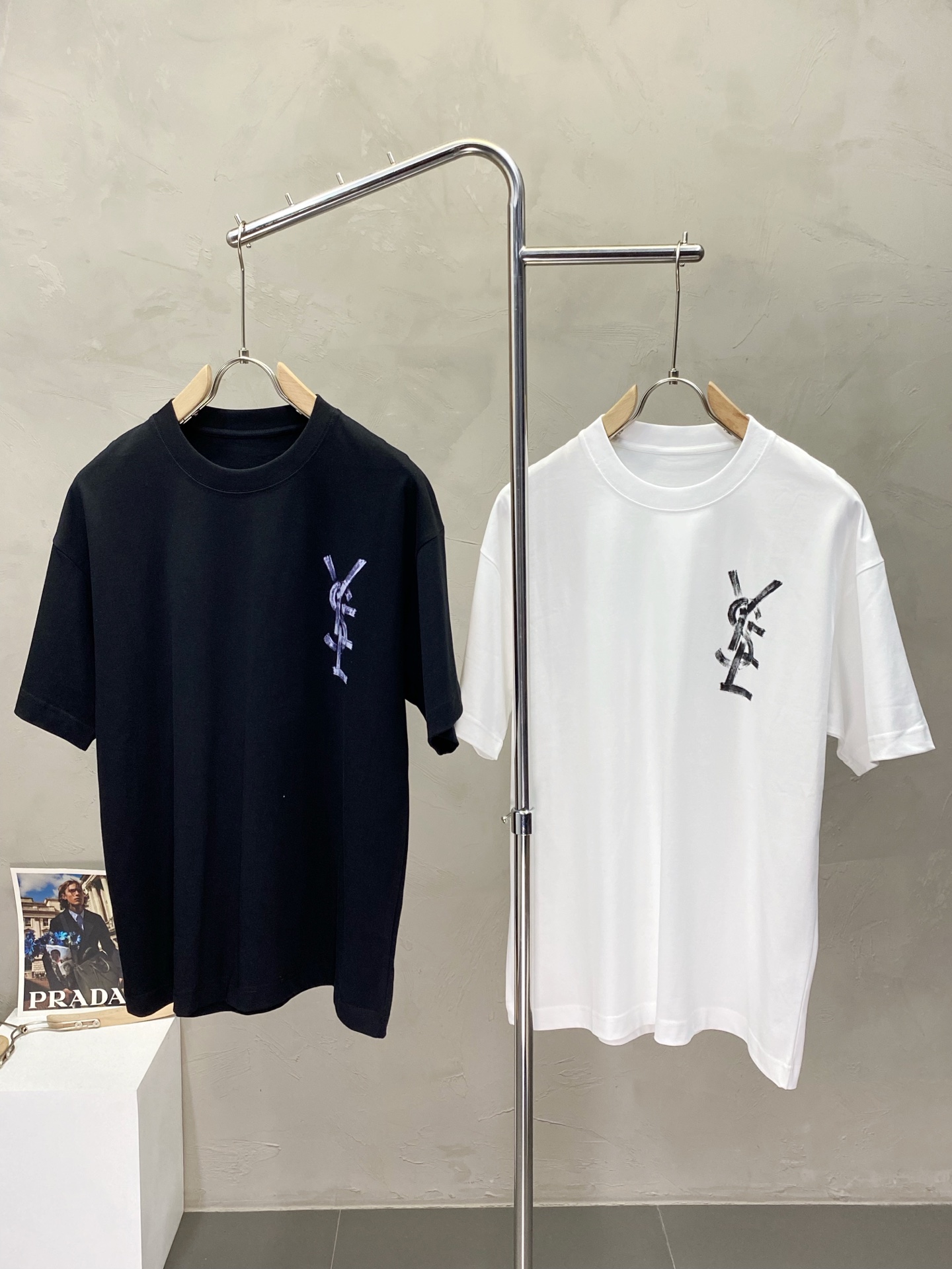 NO:412587,.SAINT LAURENT Saint Laurent YSL exclusively offers new original single men's casual short sleeves, high-end customization, high-end version, fashionable and versatile imported fabric, super soft and delicate, skin-friendly and comfortable to wear, high-end boutique, OEM, fine-made top body, very good, men's essential items, three standards, complete code number M-3XL,,saint laurent,saint laurent,saint laurent,saint laurent,T-shirt,alexander wang19860909.SAINT LAURENT圣罗兰YSL独家专供新款原单男士休闲短袖 高端定制 高端版本 时尚百搭爆款进口面料 手感超柔软细腻 穿着亲肤舒适 高端精品 代工厂精细做上身非常赞 男士必备单品 三标齐全 码数M-3XL,,saint laurent,saint laurent,saint laurent,T-shirt,alexander wang,Men's clothing