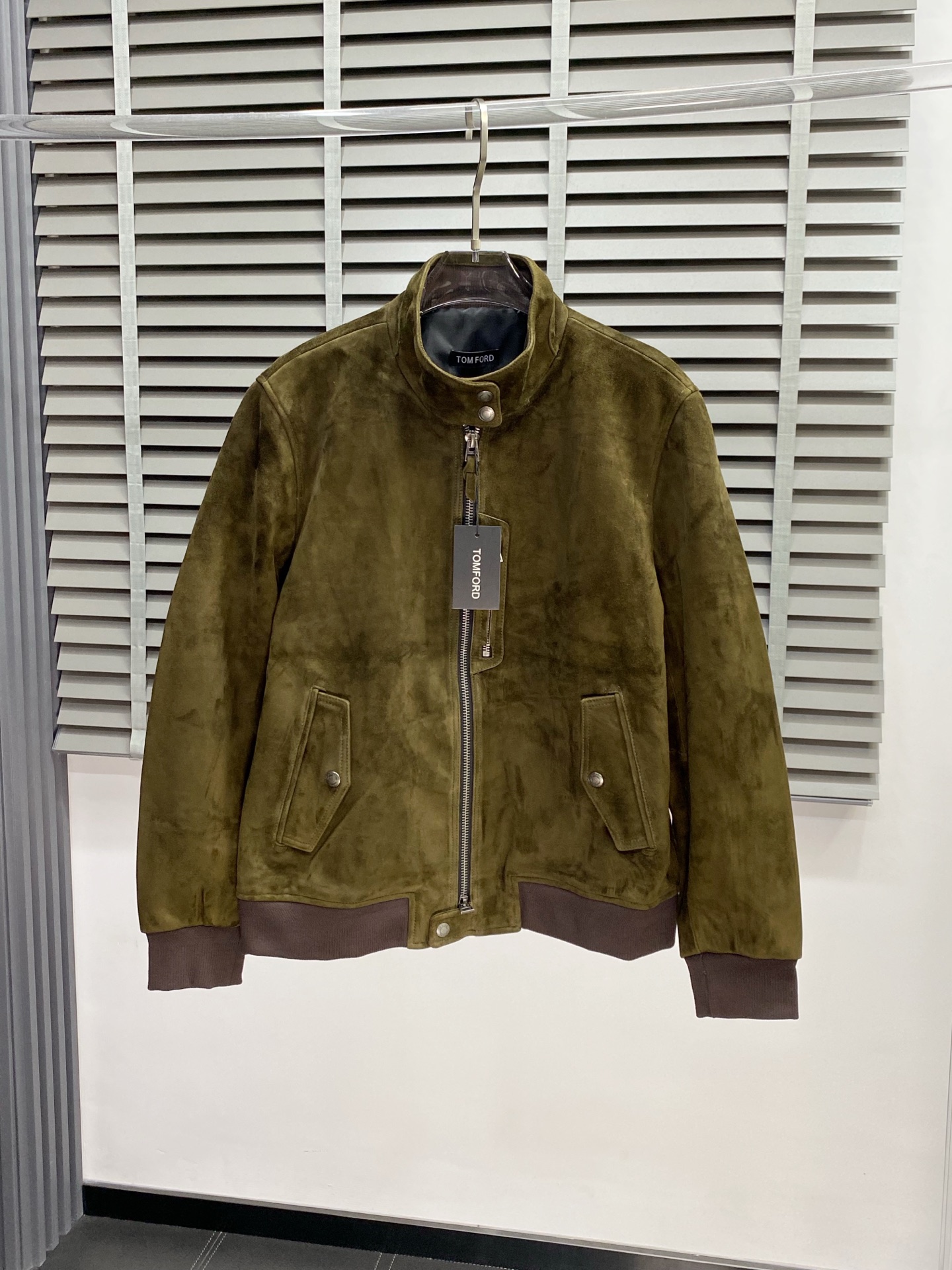 NO:430644,.Leather Jacket-TOM FORD Tom Ford exclusively offers the latest autumn and winter leather jackets, classic design and beautiful leather jackets, imported leather imported fabrics, quality is even more unscrupulous, and high-end products that cannot be criticized for quality control. Through the detailed pictures, you can feel its powerful aura, and the warm-concentration effect is significant, so you don’t have to worry about the chill at all! It is both fashionable and functional, and the whole style looks more luxurious and elegant! Size 48-56,,tom ford,jackets & coats,jackets & coats,leather jacket,alexander wang19860909.皮衣-TOM FORD汤姆福特独家专供最新秋冬皮夹克外套 经典设计与颜值爆棚的皮衣 进口皮进口面料 品质更是无法挑剔品控可以直接入手,不容过错的高端臻品！通过细节图片便可感受到它强悍的气场,聚温保暖效果显著,完全不用担心会有一点寒意！时尚与功能性兼备,整款显得更加的奢华大气！ 尺码48-56,,tom ford,jackets & coats,jackets & coats,leather jacket,alexander wang,Men's clothing