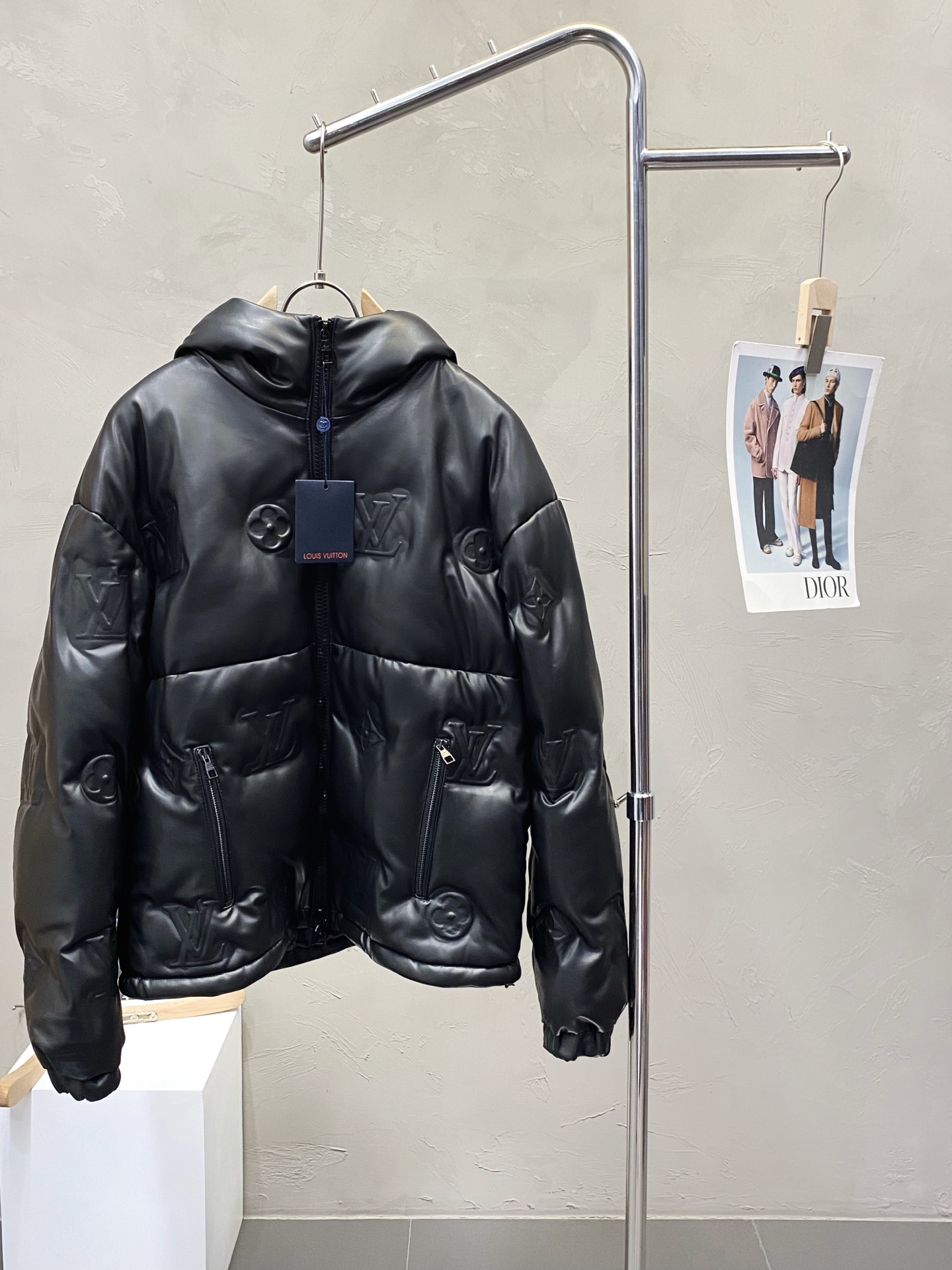 NO:423053,.Leather Jacket - Louis Vuitton exclusively offers the latest autumn and winter leather jackets and down jackets. Classic design and beautiful leather jackets. Imported leather imported fabrics. The quality is even more unscrupulous. You can buy it directly. You can't get it wrong! Through the detailed pictures, you can feel its powerful aura, and the warm-concentration effect is significant, so you don’t have to worry about the chill at all! It is both fashionable and functional, and the whole style looks more luxurious and elegant! Size 48-56, louis vuitton,louis vuitton,jackets & coats,jackets & coats,leather jacket,down jacket,alexander wang19860909.皮衣-Louis Vuitton路易威登独家专供最新秋冬皮夹克羽绒外套 经典设计与颜值爆棚的皮衣 进口皮进口面料 品质更是无法挑剔品控可以直接入手,不容过错的高端臻品！通过细节图片便可感受到它强悍的气场,聚温保暖效果显著,完全不用担心会有一点寒意！时尚与功能性兼备,整款显得更加的奢华大气！ 尺码48-56,,louis vuitton,louis vuitton,jackets & coats,jackets & coats,leather jacket,down jacket,alexander wang,Men's clothing