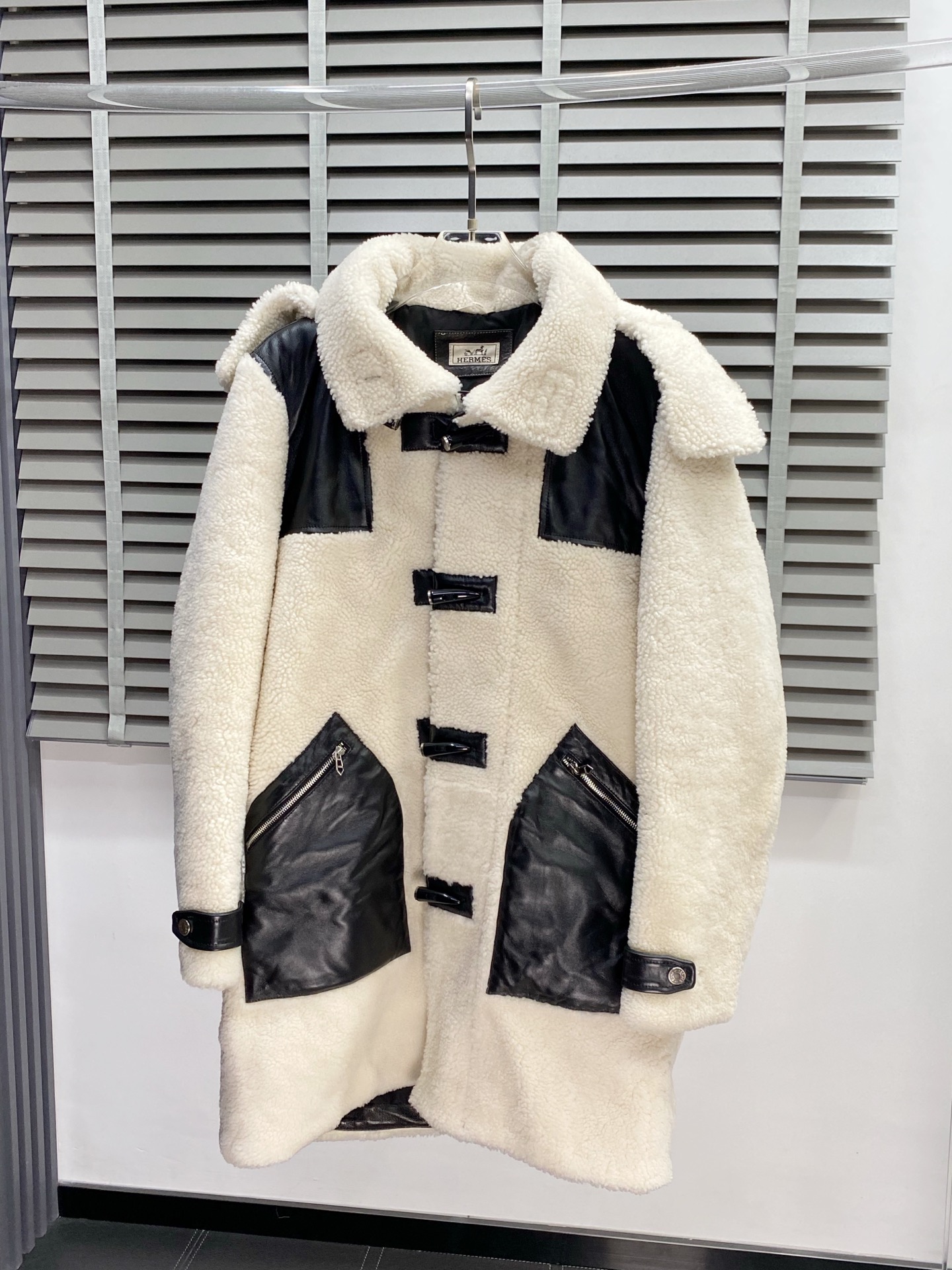 NO:426314,.Leather Jacket - Hermès exclusively offers the latest autumn and winter leather lamb velvet jackets. Classic design and long coats with great appearance. Imported leather imported lamb velvet fabric. The quality is even more picky and quality control. You can buy it directly. You can't get it wrong! Through the detailed pictures, you can feel its powerful aura, and the warm-concentration effect is significant, so you don’t have to worry about the chill at all! It is both fashionable and functional, and the whole style looks more luxurious and elegant! Size 48-56, hermes, hermes, jackets & coats,leather jacket,alexander wang19860909.皮衣-Hermès爱马仕独家专供最新秋冬拼皮羊羔绒外套 经典设计与颜值爆棚的长款大衣外套 进口皮进口羊羔绒面料 品质更是无法挑剔品控可以直接入手,不容过错的高端臻品！通过细节图片便可感受到它强悍的气场,聚温保暖效果显著,完全不用担心会有一点寒意！时尚与功能性兼备,整款显得更加的奢华大气！ 尺码48-56,,hermes,hermes,jackets & coats,leather jacket,alexander wang,Men's clothing