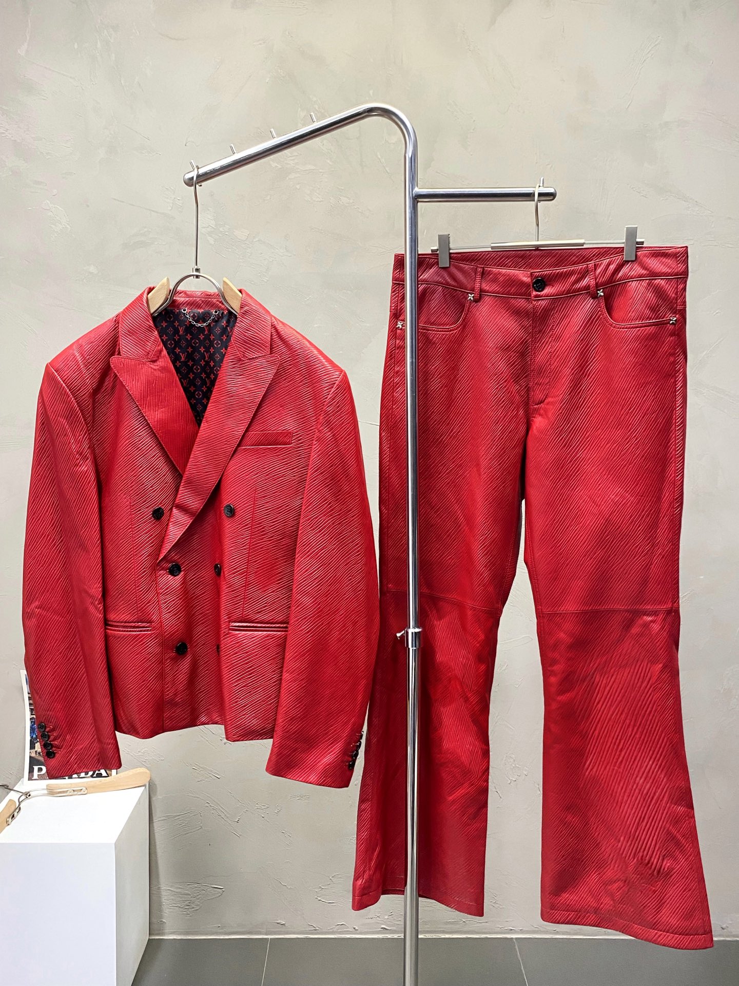 NO:568057,Leather jackets, leather pants P. Leather jackets - Louis Vuitton exclusively offers the latest autumn and winter leather jacket suits. Leather jacket suits with classic design and stunning appearance. Imported leather fabrics. The quality is impeccable. Quality control allows you to buy it directly. It is a high-end product that cannot be faulted! You can feel its powerful aura through the detailed pictures. It has a remarkable effect of gathering heat and keeping warm, so you don’t have to worry about getting a little chilly! Both fashionable and functional, the whole style looks more luxurious! Size 48-56,,louis vuitton,louis vuitton,leather jacket,alexander wang19860909皮衣、皮裤P.皮衣-Louis Vuitton路易威登独家专供最新秋冬皮衣套装 经典设计与颜值爆棚的皮衣套装 进口皮面料 品质更是无法挑剔品控可以直接入手,不容过错的高端臻品！通过细节图片便可感受到它强悍的气场,聚温保暖效果显著,完全不用担心会有一点寒意！时尚与功能性兼备,整款显得更加的奢华大气！ 尺码48-56,,louis vuitton,louis vuitton,leather jacket,alexander wang,Men's clothing