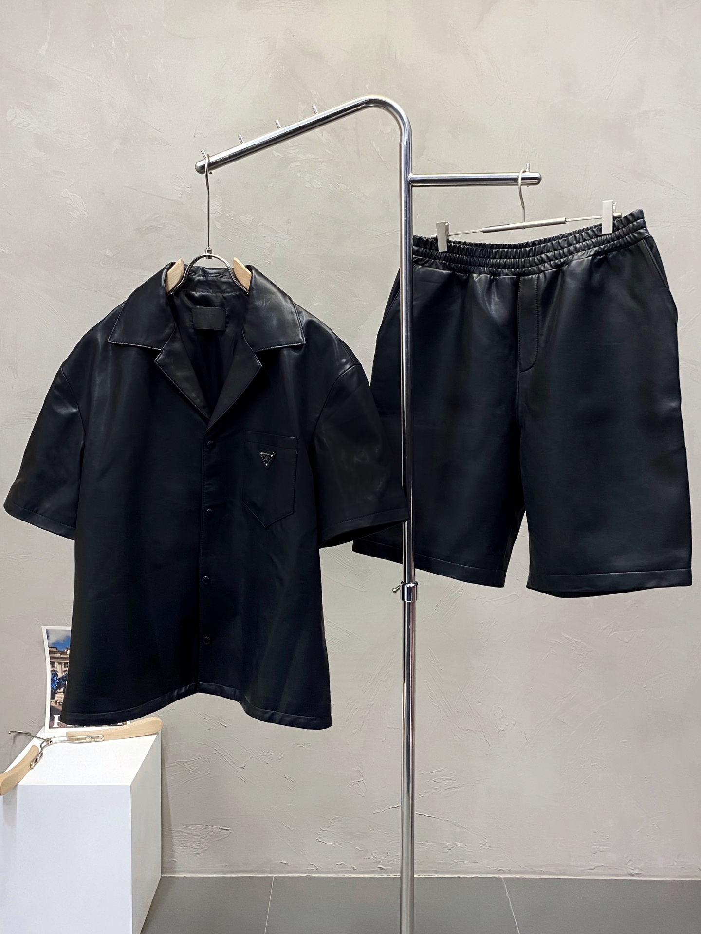 NO:568048,Leather jackets. Leather pants. Leather jackets - Prada exclusively offers the latest spring and summer leather jacket suits. Leather jacket suits with classic design and stunning looks. Imported leather fabrics. The quality is impeccable. Quality control allows you to buy it directly. It is a high-end product that cannot be faulted!  You can feel its powerful aura through the detailed pictures. It is both fashionable and functional, and the whole model looks more luxurious!  Size 48-56,,prada,prada,leather jacket,alexander wang19860909皮衣.皮裤.皮衣- Prada普拉达独家专供最新春夏皮衣套装 经典设计与颜值爆棚的皮衣套装 进口皮面料 品质更是无法挑剔品控可以直接入手,不容过错的高端臻品！通过细节图片便可感受到它强悍的气场,时尚与功能性兼备,整款显得更加的奢华大气！ 尺码48-56,,prada,prada,leather jacket,alexander wang,Men's clothing