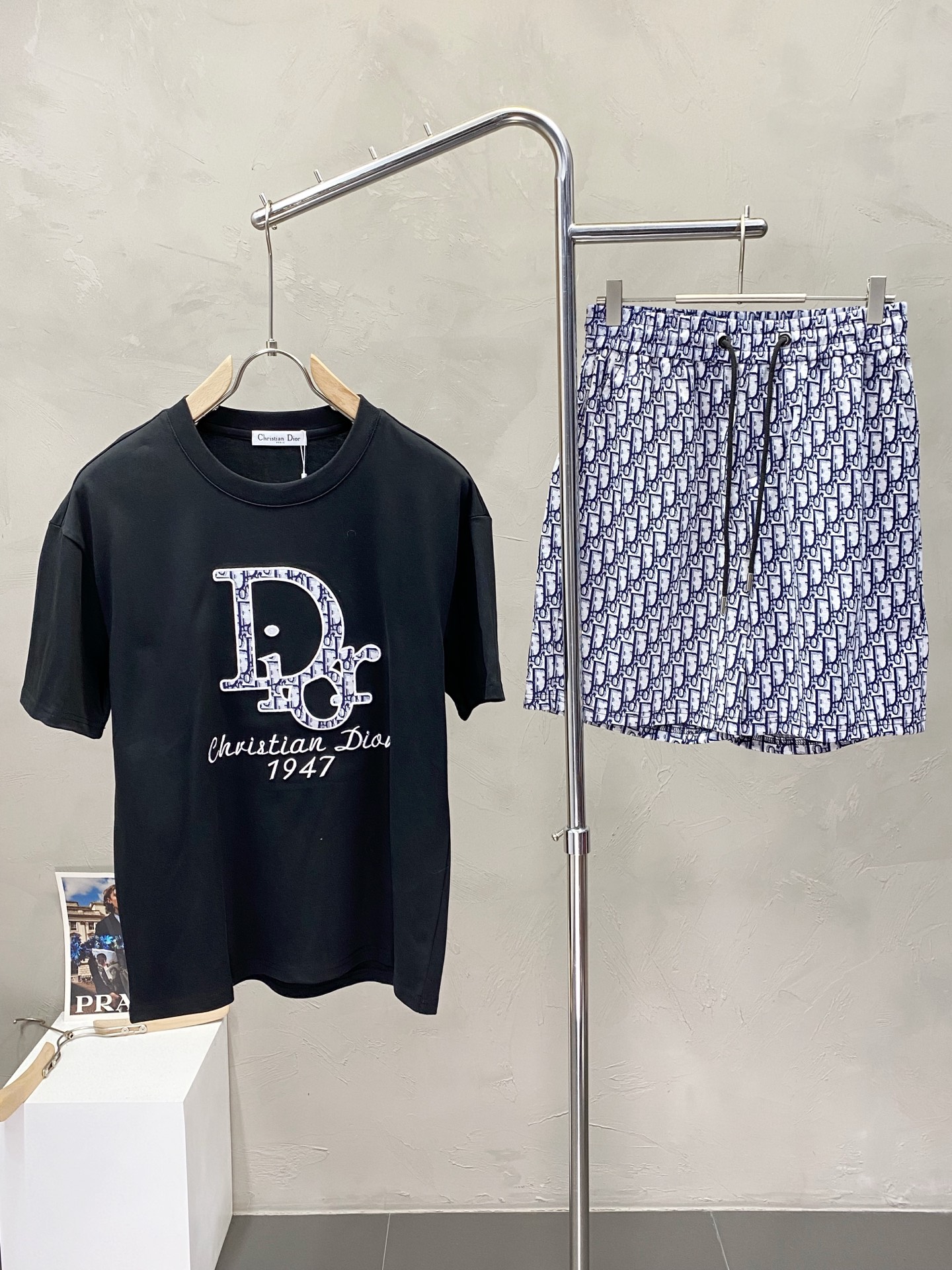 NO:412544,.Dior exclusively offers the same set for spring and summer new counters, breathable, comfortable and casual!  Full of high-end feeling!  The details are exquisite and high-end, and the workmanship is impeccable!  The original high-end fabric looks high-end!  The fabric is soft, delicate and comfortable, moisture absorption, quick drying, breathable, neat and stylish. The code number M-3XL, dior, dior, alexander wang19860909.Dior迪奥独家专供春夏新款专柜同款套装,透气舒适休闲！高级感满满！细节精致高档,做工无可挑剔！原版高端面料很显高级！面料柔软细腻舒适 吸湿速干透气,利落有型.码数M-3XL,,dior,dior,alexander wang,Men's clothing