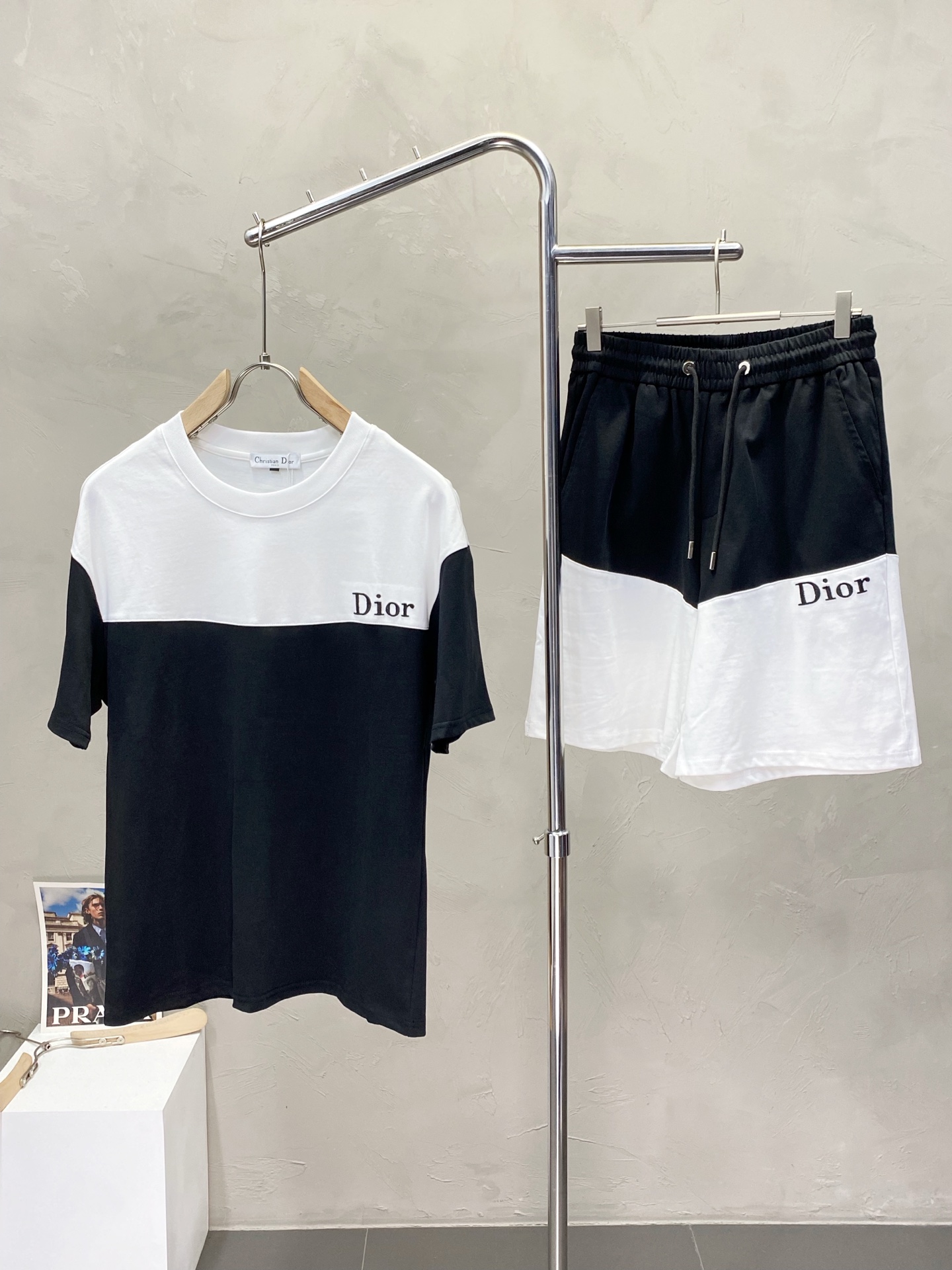 NO:415902,.Dior exclusively offers the same set for spring and summer new counters, breathable, comfortable and casual!  Full of high-end feeling!  The details are exquisite and high-end, and the workmanship is impeccable!  The original high-end fabric looks high-end!  The fabric is soft, delicate and comfortable, moisture absorption, quick drying, breathable, neat and stylish. The code number M-3XL, dior, dior, alexander wang19860909.Dior迪奥独家专供春夏新款专柜同款套装,透气舒适休闲！高级感满满！细节精致高档,做工无可挑剔！原版高端面料很显高级！面料柔软细腻舒适 吸湿速干透气,利落有型.码数M-3XL,,dior,dior,alexander wang,Men's clothing