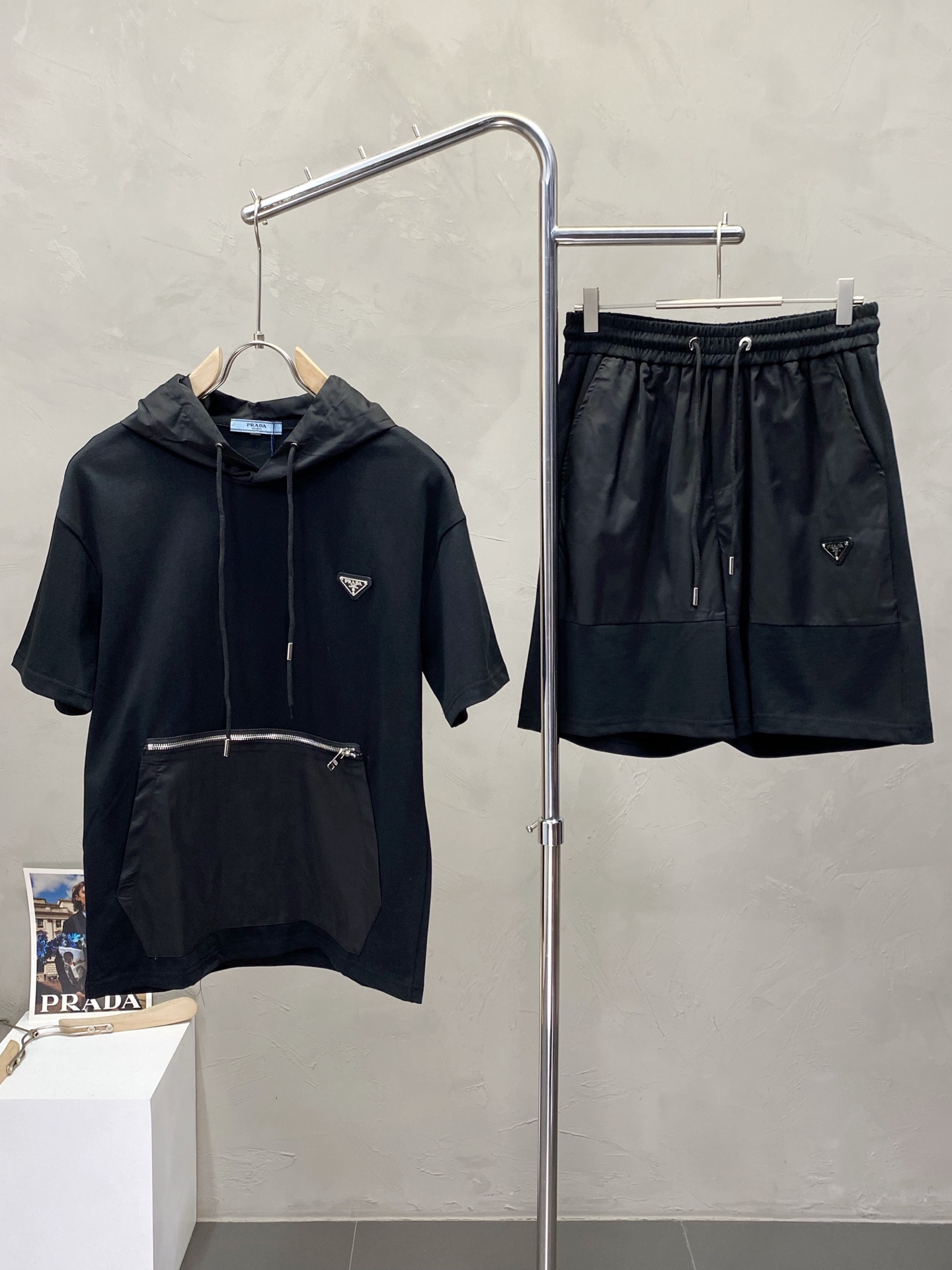 NO:412528,.Prada exclusively offers the same set for spring and summer new counters, breathable, comfortable and casual!  Full of high-end feeling!  The details are exquisite and high-end, and the workmanship is impeccable!  The original high-end fabric looks high-end!  The fabric is soft, delicate and comfortable, moisture absorption, quick drying, breathable, neat and stylish. The code number M-3XL, prada, prada, alexander wang19860909.Prada普拉达独家专供春夏新款专柜同款套装,透气舒适休闲！高级感满满！细节精致高档,做工无可挑剔！原版高端面料很显高级！面料柔软细腻舒适 吸湿速干透气,利落有型.码数M-3XL,,prada,prada,alexander wang,Men's clothing