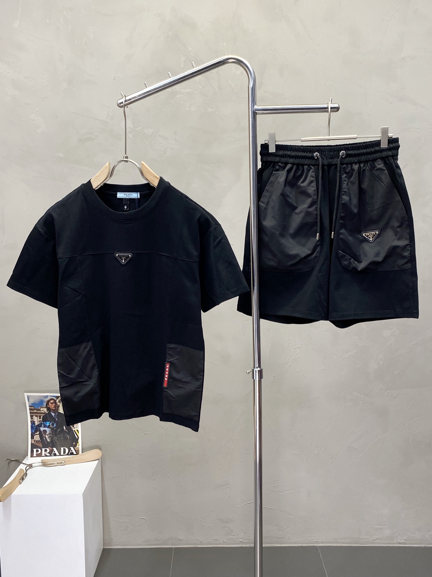 NO:415894,.Prada exclusively offers the same set for spring and summer new counters, breathable, comfortable and casual!  Full of high-end feeling!  The details are exquisite and high-end, and the workmanship is impeccable!  The original high-end fabric looks high-end!  The fabric is soft, delicate and comfortable, moisture absorption, quick drying, breathable, neat and stylish. The code number M-3XL, prada, prada, alexander wang19860909.Prada普拉达独家专供春夏新款专柜同款套装,透气舒适休闲！高级感满满！细节精致高档,做工无可挑剔！原版高端面料很显高级！面料柔软细腻舒适 吸湿速干透气,利落有型.码数M-3XL,,prada,prada,alexander wang,Men's clothing