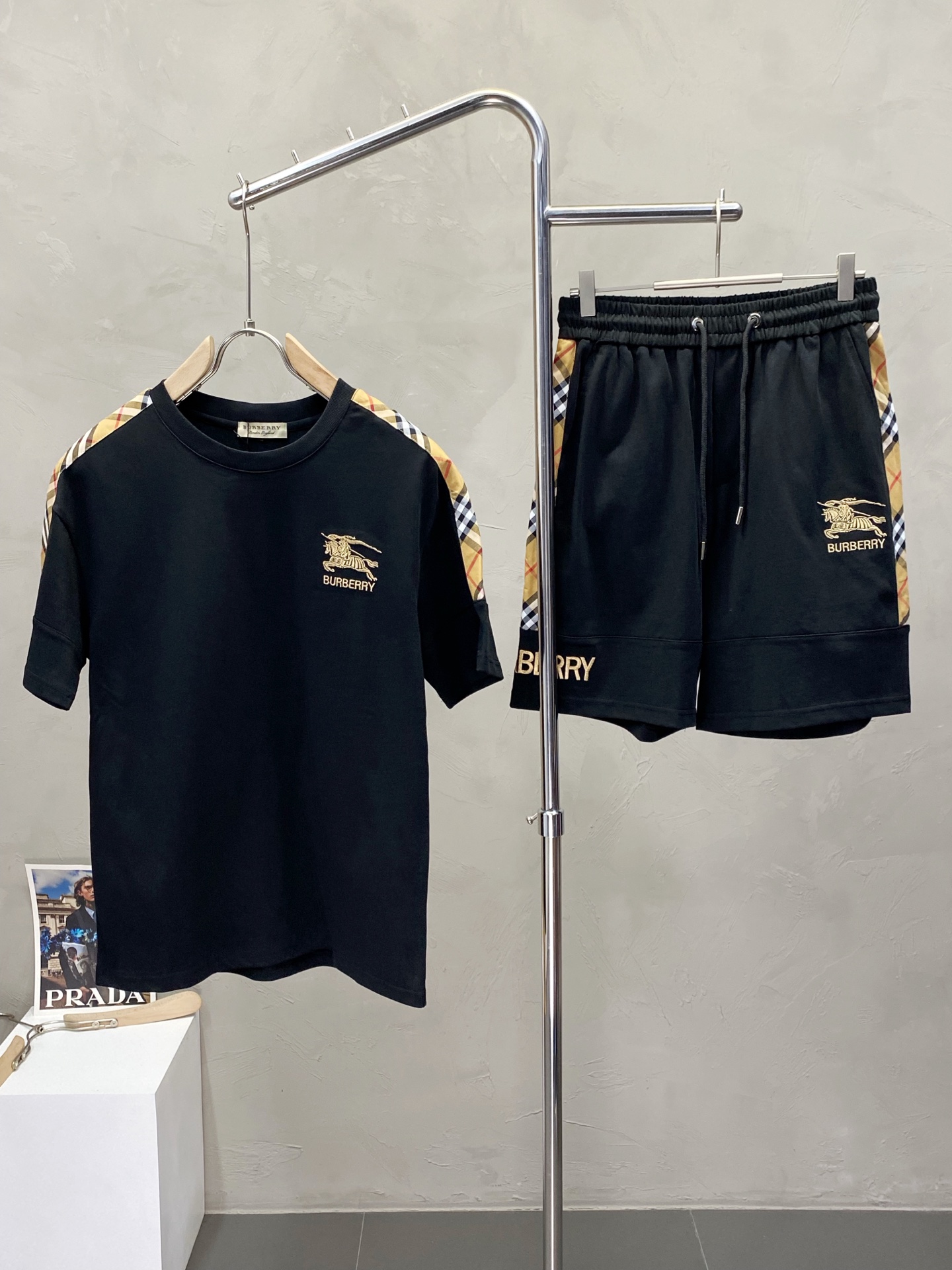 NO:412535,.Burberry exclusively offers the same set for spring and summer new counters, breathable, comfortable and casual!  Full of high-end feeling!  The details are exquisite and high-end, and the workmanship is impeccable!  The original high-end fabric looks high-end!  The fabric is soft, delicate and comfortable, moisture absorption, quick drying, breathable, neat and stylish. The code number M-3XL, burberry, burberry, alexander wang19860909.Burberry巴宝莉独家专供春夏新款专柜同款套装,透气舒适休闲！高级感满满！细节精致高档,做工无可挑剔！原版高端面料很显高级！面料柔软细腻舒适 吸湿速干透气,利落有型.码数M-3XL,,burberry,burberry,alexander wang,Men's clothing