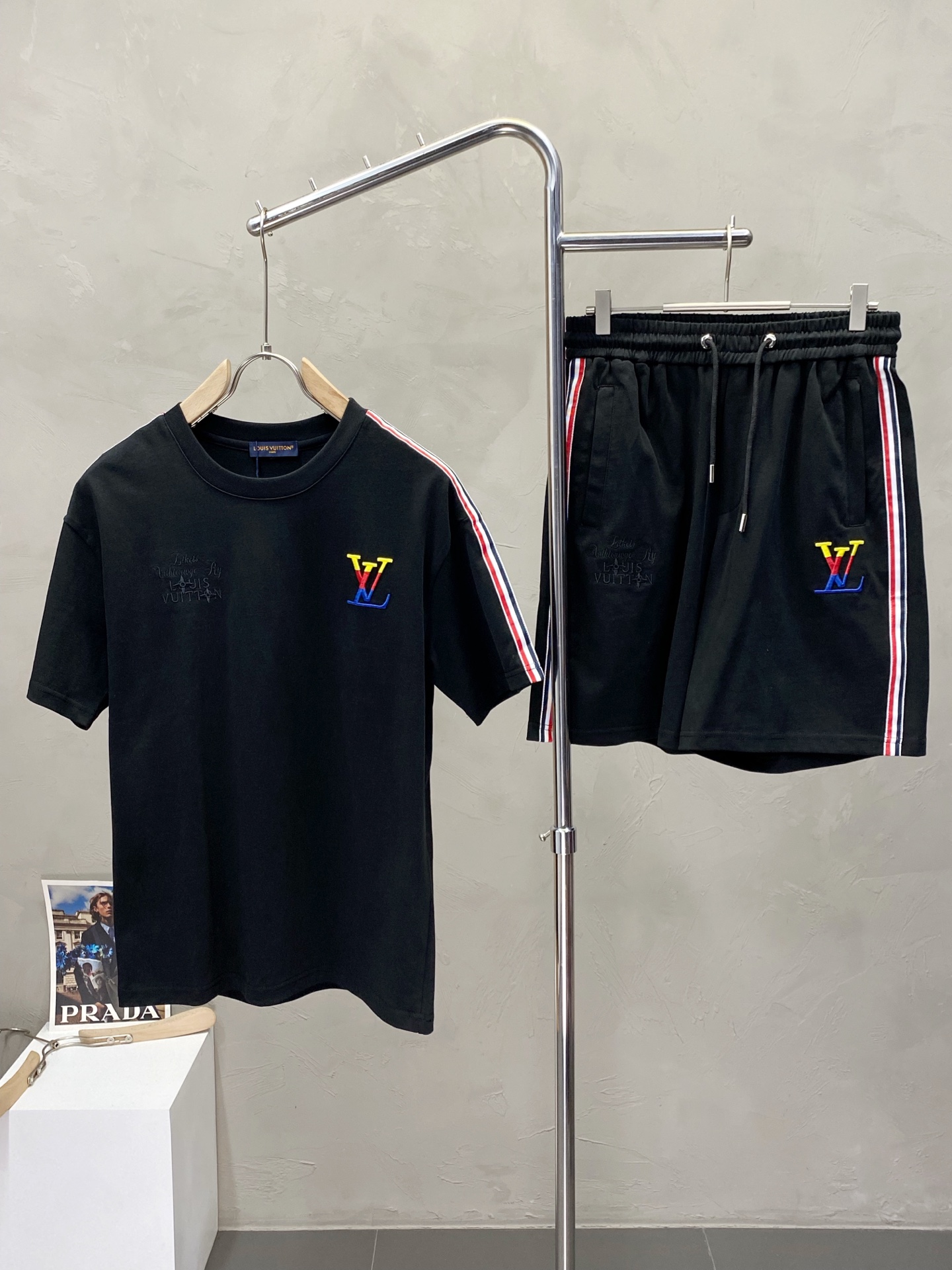 NO:415910,.Louis Vuitton exclusively offers the same style set for spring and summer new counters, breathable, comfortable and casual!  Full of high-end feeling!  The details are exquisite and high-end, and the workmanship is impeccable!  The original high-end fabric looks high-end!  The fabric is soft, delicate and comfortable, moisture absorption, quick drying, breathable, neat and stylish. The code number M-3XL, louis vuitton, louis vuitton, alexander wang19860909.Louis Vuitton路易威登独家专供春夏新款专柜同款套装,透气舒适休闲！高级感满满！细节精致高档,做工无可挑剔！原版高端面料很显高级！面料柔软细腻舒适 吸湿速干透气,利落有型.码数M-3XL,,louis vuitton,louis vuitton,alexander wang,Men's clothing