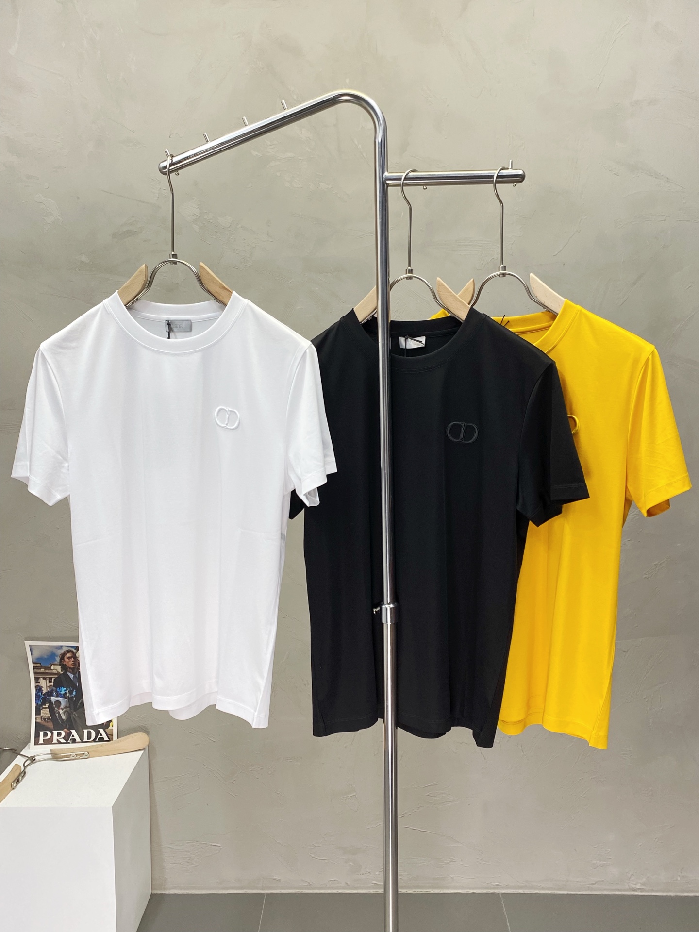 NO:412566,.Dior exclusively offers new men's casual short sleeves, high-end customization, high-end version, fashionable and versatile imported fabric, super soft and delicate, skin-friendly and comfortable to wear, high-end boutique, OEM, fine production, very good for the top body, men's essential items, complete three standards, code M-3XL,,dior,dior,T-shirt,alexander wang19860909.Dior迪奥独家专供新款男士休闲短袖 高端定制 高端版本 时尚百搭爆款进口面料 手感超柔软细腻 穿着亲肤舒适 高端精品 代工厂精细做上身非常赞 男士必备单品 三标齐全 码数M-3XL,,dior,dior,T-shirt,alexander wang,Men's clothing