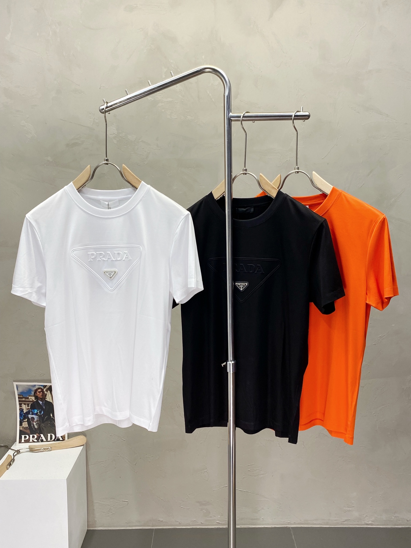 NO:415926,.Prada exclusively offers new men's casual short sleeves, high-end customization, high-end version, fashionable and versatile imported fabric, super soft and delicate, skin-friendly and comfortable to wear, high-end boutique, OEM, fine production, very good for the upper body, men's essential items, complete three standards, M-3XL,,prada,prada,T-shirt,alexander wang19860909.Prada普拉达独家专供新款男士休闲短袖 高端定制 高端版本 时尚百搭爆款进口面料 手感超柔软细腻 穿着亲肤舒适 高端精品 代工厂精细做上身非常赞 男士必备单品 三标齐全 码数M-3XL,,prada,prada,T-shirt,alexander wang,Men's clothing