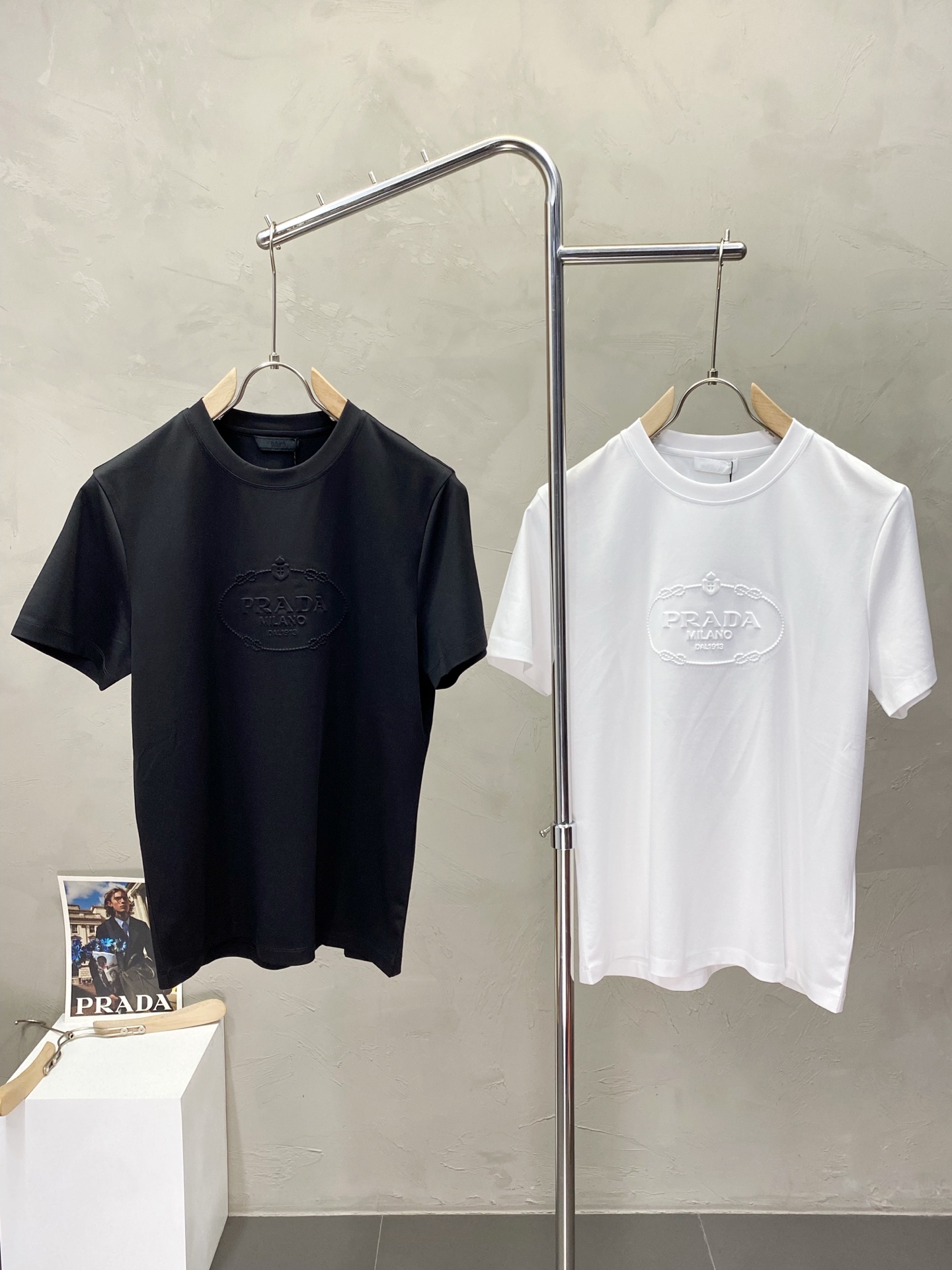 NO:412580,.Prada exclusively offers new men's casual short sleeves, high-end customization, high-end version, fashionable and versatile imported fabric, super soft and delicate, skin-friendly and comfortable to wear, high-end boutique, OEM, fine production, very good for the upper body, men's essential items, complete three standards, M-3XL,,prada,prada,T-shirt,alexander wang19860909.Prada普拉达独家专供新款男士休闲短袖 高端定制 高端版本 时尚百搭爆款进口面料 手感超柔软细腻 穿着亲肤舒适 高端精品 代工厂精细做上身非常赞 男士必备单品 三标齐全 码数M-3XL,,prada,prada,T-shirt,alexander wang,Men's clothing