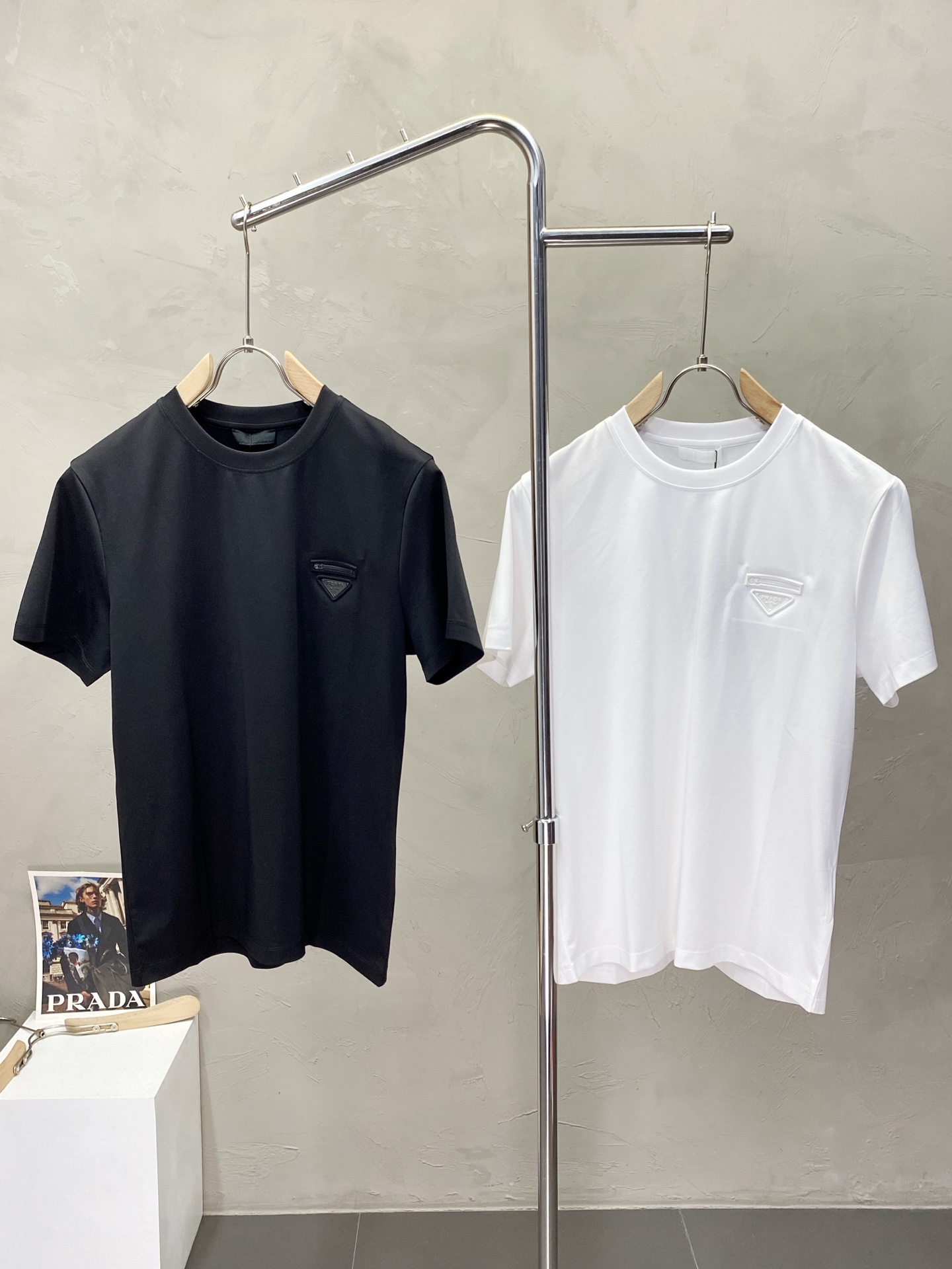 NO:415896,.Prada exclusively offers new men's casual short sleeves, high-end customization, high-end version, fashionable and versatile imported fabric, super soft and delicate, skin-friendly and comfortable to wear, high-end boutique, OEM, fine production, very good for the upper body, men's essential items, complete three standards, M-3XL,,prada,prada,T-shirt,alexander wang19860909.Prada普拉达独家专供新款男士休闲短袖 高端定制 高端版本 时尚百搭爆款进口面料 手感超柔软细腻 穿着亲肤舒适 高端精品 代工厂精细做上身非常赞 男士必备单品 三标齐全 码数M-3XL,,prada,prada,T-shirt,alexander wang,Men's clothing