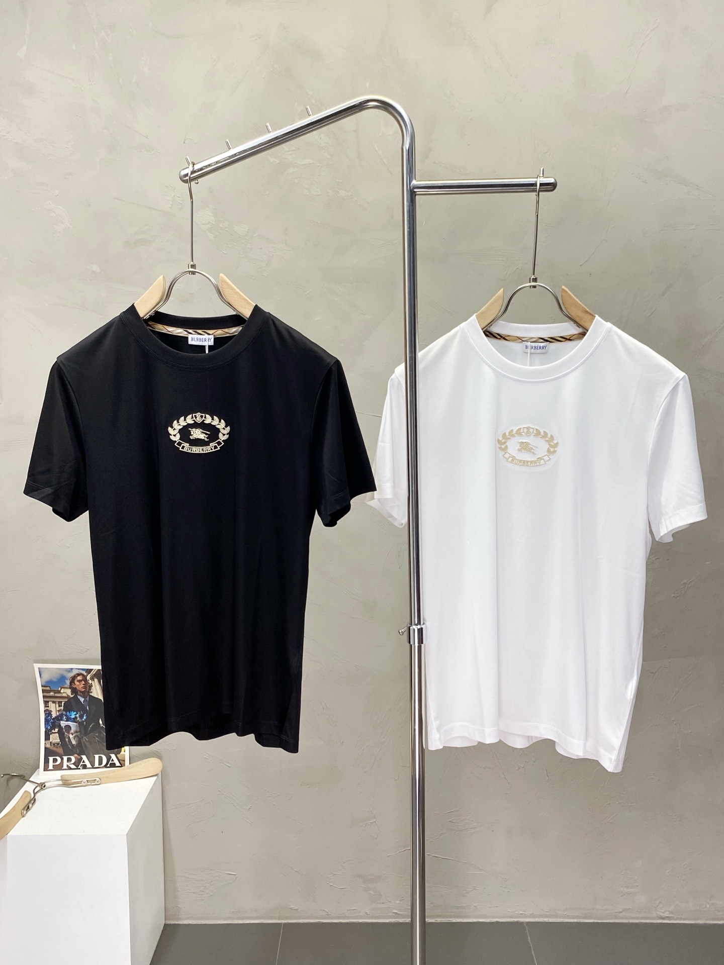 NO:415946,.Burberry Burberry exclusively offers new men's casual short sleeves, high-end customization, high-end version, fashionable and versatile imported fabric, super soft and delicate, skin-friendly and comfortable to wear, high-end boutique, OEM, fine production, very good for the upper body, men's essential items, complete three standards, M-3XL,,burberry,burberry,T-shirt,alexander wang19860909.Burberry巴宝莉独家专供新款男士休闲短袖 高端定制 高端版本 时尚百搭爆款进口面料 手感超柔软细腻 穿着亲肤舒适 高端精品 代工厂精细做上身非常赞 男士必备单品 三标齐全 码数M-3XL,,burberry,burberry,T-shirt,alexander wang,Men's clothing