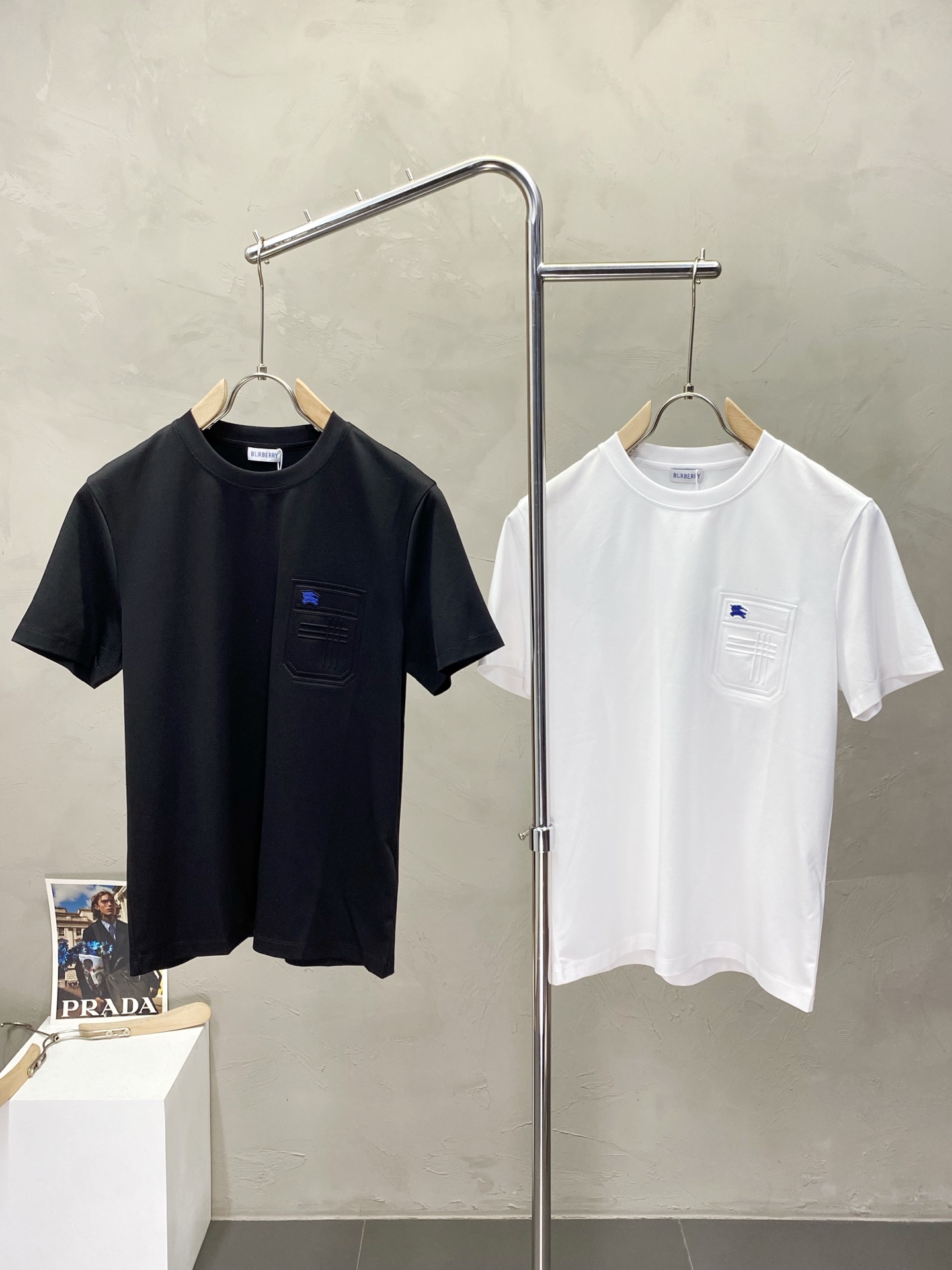 NO:412594,.Burberry Burberry exclusively offers new men's casual short sleeves, high-end customization, high-end version, fashionable and versatile imported fabric, super soft and delicate, skin-friendly and comfortable to wear, high-end boutique, OEM, fine production, very good for the upper body, men's essential items, complete three standards, M-3XL,,burberry,burberry,T-shirt,alexander wang19860909.Burberry巴宝莉独家专供新款男士休闲短袖 高端定制 高端版本 时尚百搭爆款进口面料 手感超柔软细腻 穿着亲肤舒适 高端精品 代工厂精细做上身非常赞 男士必备单品 三标齐全 码数M-3XL,,burberry,burberry,T-shirt,alexander wang,Men's clothing