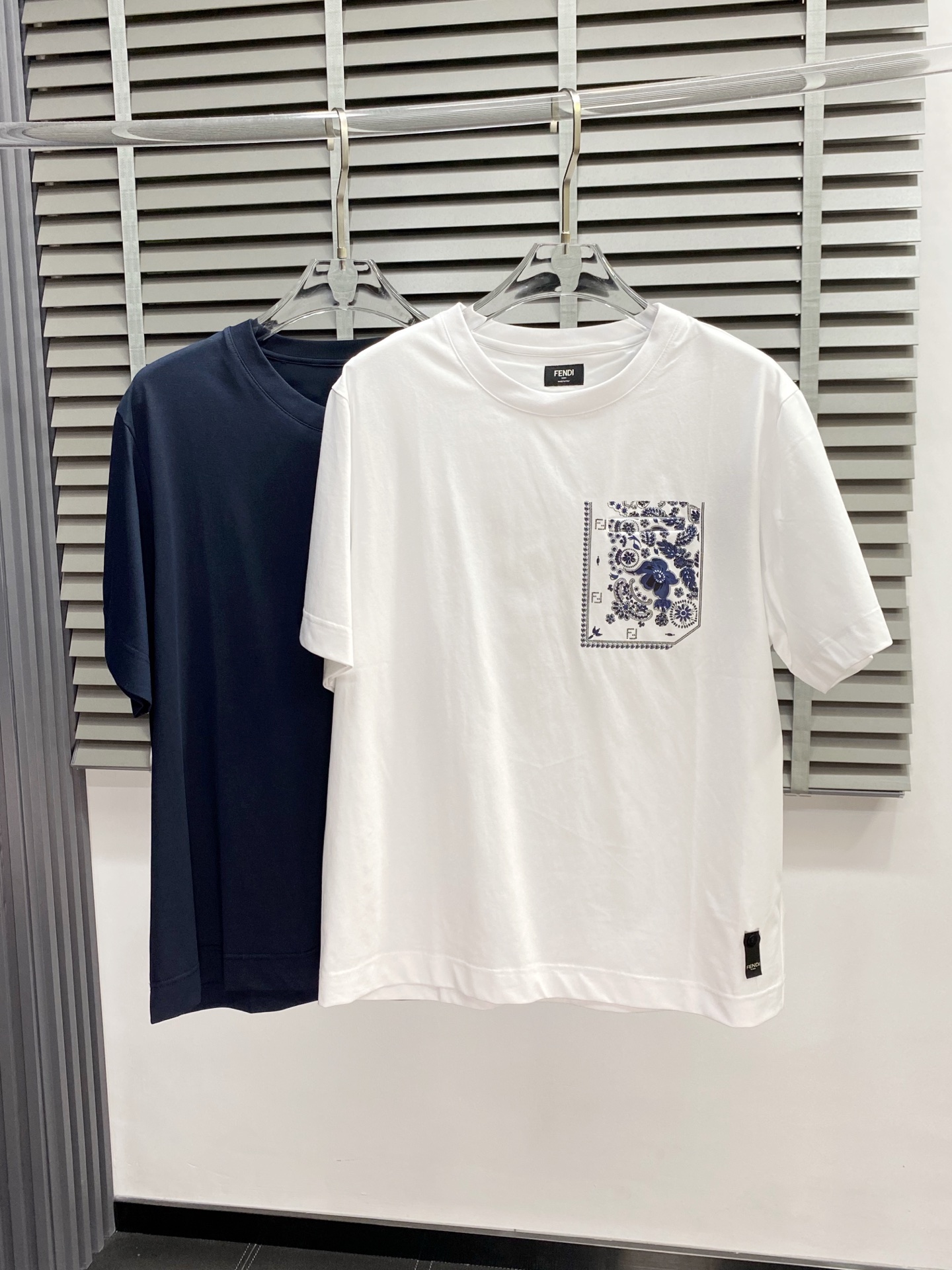 NO:419759,.FENDI exclusively offers new original single men's casual coral printed short sleeves, high-end customization, high-end version, fashionable and versatile imported fabric, super soft and delicate, skin-friendly and comfortable to wear, high-end boutique, OEM, fine-made, very good for the upper body, men's essential items, complete three standards, S-XL,,fendi,fendi,T-shirt,alexander wang19860909.FENDI芬迪独家专供新款原单男士休闲珊瑚印花短袖 高端定制 高端版本 时尚百搭爆款进口面料 手感超柔软细腻 穿着亲肤舒适 高端精品 代工厂精细做上身非常赞 男士必备单品 三标齐全 码数S-XL,,fendi,fendi,T-shirt,alexander wang,Men's clothing