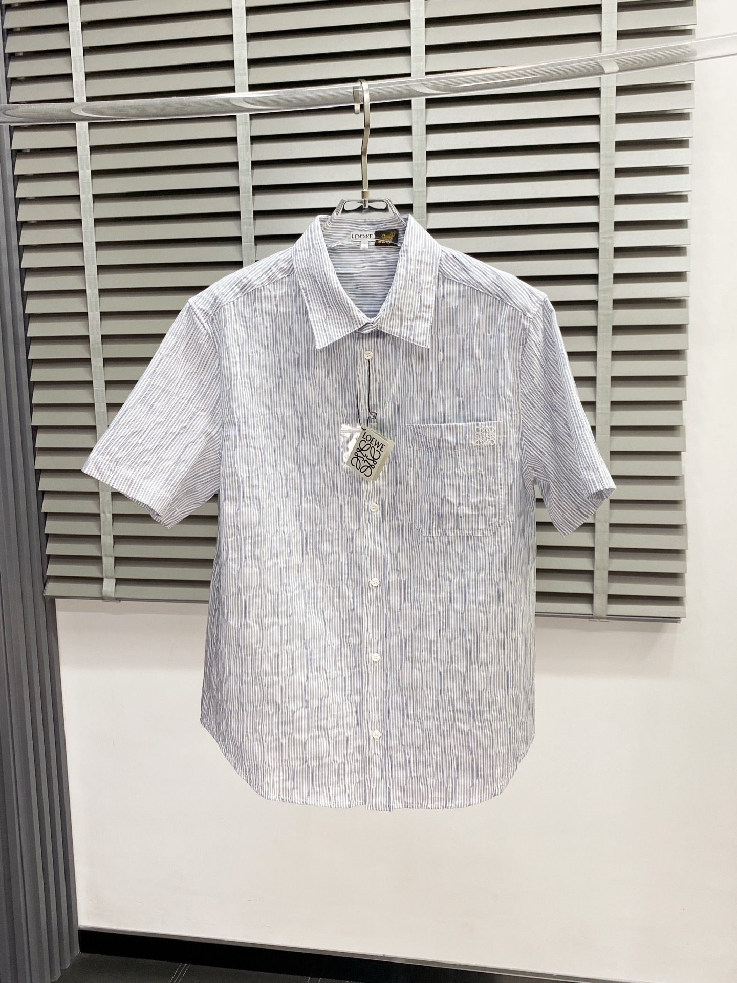 NO:419728,.LOEWE exclusively offers new original single men's casual Polo short-sleeved shirts. High-end customization. High-end version. Fashionable and versatile imported fabrics. Super soft and delicate touch. Comfortable skin-friendly and comfortable to wear. High-end boutique. OEM is very good. Men's must-have items. Complete three standards. S-XL,,loewe,loewe,shirts,T-shirts,alexander wang.19860909.LOEWE罗意威独家专供新款原单男士休闲Polo短袖衬衫 高端定制 高端版本 时尚百搭爆款进口面料 手感超柔软细腻 穿着亲肤舒适 高端精品 代工厂精细做上身非常赞 男士必备单品 三标齐全 码数S-XL,,loewe,loewe,shirts,T-shirt,alexander wang,Men's clothing