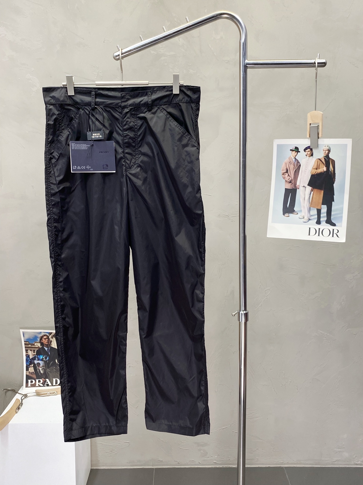 NO:412521,.Prada exclusively available in new spring and summer casual pants high-end version!  Customized fabrics for counters are breathable and comfortable, with impeccable details, and the brand element design concept reflects high quality. The feel is delicate and soft!  It is casually cut, with a great upper body style!  Number of codes: S-XL, prada, prada, alexander wang19860909.Prada普拉达独家专供新款 春夏休闲裤 高端版本！专柜定制面料 透气舒适度高,细节无可挑剔,品牌元素设计理念,体现高品质.手感细腻柔软！呈现休闲裁剪,上身版型超赞！码数:S-XL,,prada,prada,alexander wang,Men's clothing