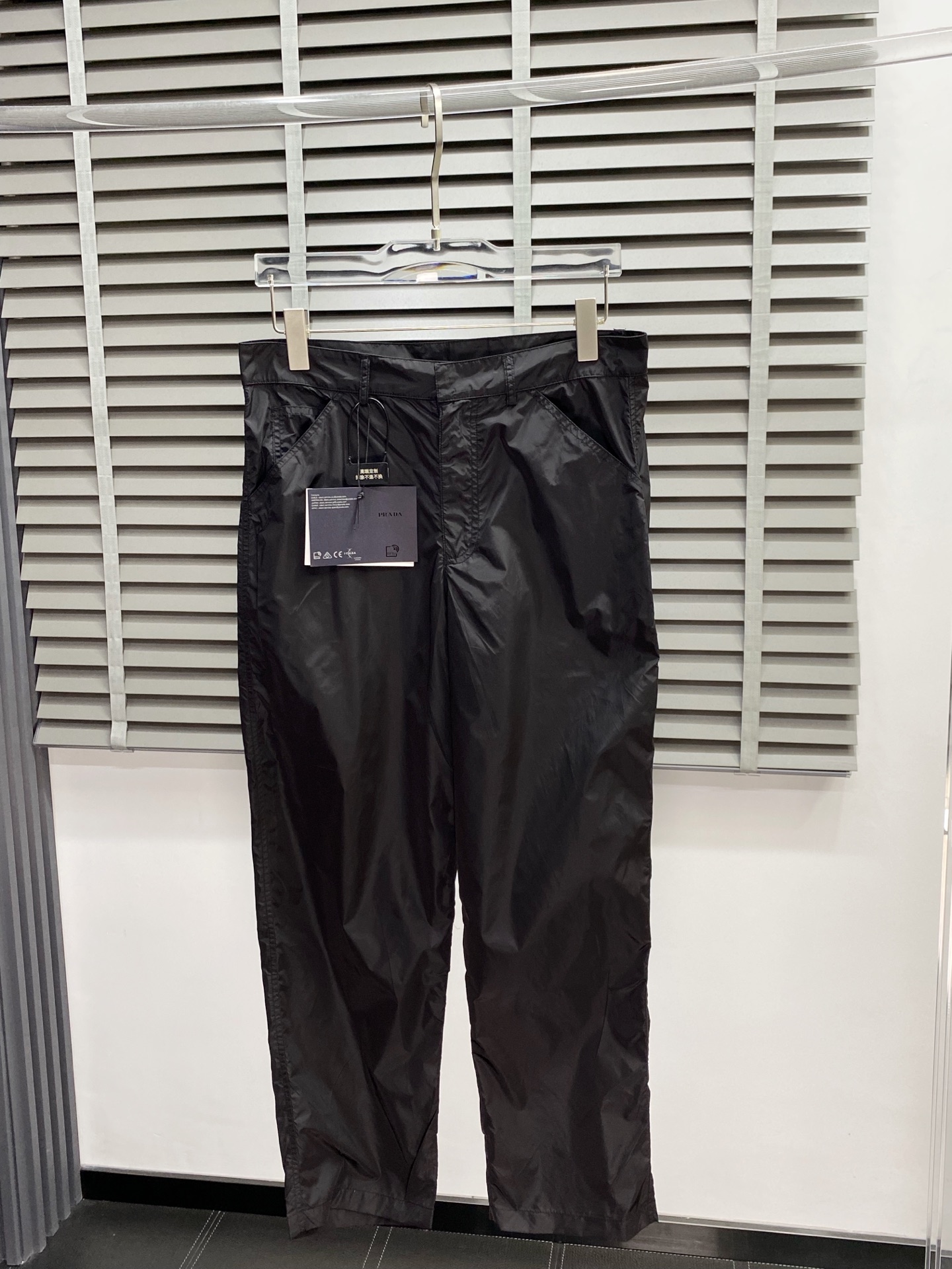 NO:419794,.Prada exclusively available in new spring and summer casual pants high-end version!  Customized fabrics for counters are breathable and comfortable, with impeccable details, and the brand element design concept reflects high quality. The feel is delicate and soft!  It is casually cut, with a great upper body style!  Number of codes: S-XL, prada, prada, alexander wang19860909.Prada普拉达独家专供新款 春夏休闲裤 高端版本！专柜定制面料 透气舒适度高,细节无可挑剔,品牌元素设计理念,体现高品质.手感细腻柔软！呈现休闲裁剪,上身版型超赞！码数:S-XL,,prada,prada,alexander wang,Men's clothing