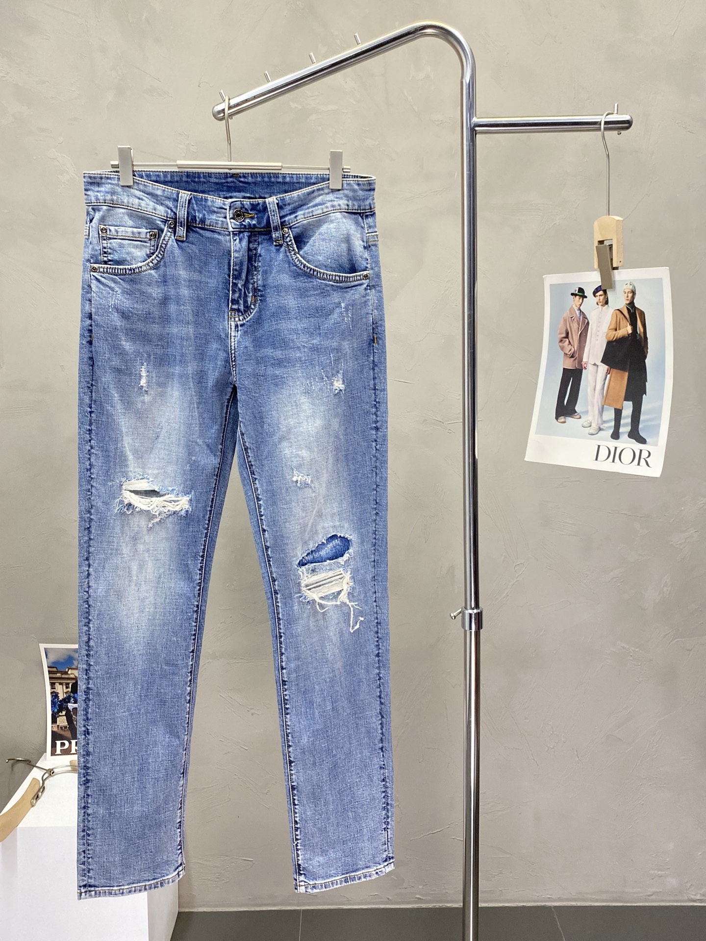 NO:412503,.Balenciga exclusively offers new styles of casual jeans high-end version!  Customized fabrics for counters are breathable and comfortable, with impeccable details, and the brand element design concept reflects high quality. The feel is delicate and soft!  It is casually cut, with a great upper body style!  Number of codes: 29-36 (no 35), balenciaga, balenciaga, jeans, alexander wang19860909.Balenciga巴黎世家独家专供新款 休闲牛仔裤高端版本！专柜定制面料 透气舒适度高,细节无可挑剔,品牌元素设计理念,体现高品质.手感细腻柔软！呈现休闲裁剪,上身版型超赞！码数:29-36（无35）,,balenciaga,balenciaga,jeans,alexander wang,Men's clothing