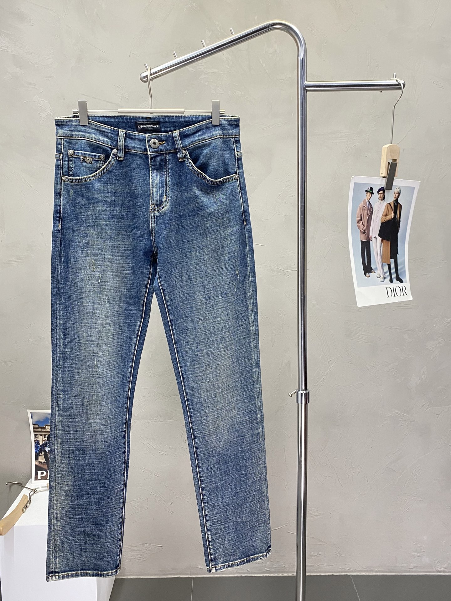 NO:415864,.ARMANI exclusively available in new styles, high-end version of casual jeans!  Customized fabrics for counters are breathable and comfortable, with impeccable details, and the brand element design concept reflects high quality. The feel is delicate and soft!  It is casually cut, with a great upper body style!  Number of codes: 29-36 (no 35), Armani, Armani, jeans, alexander wang19860909.ARMANI阿玛尼独家专供新款 休闲牛仔裤高端版本！专柜定制面料 透气舒适度高,细节无可挑剔,品牌元素设计理念,体现高品质.手感细腻柔软！呈现休闲裁剪,上身版型超赞！码数:29-36（无35）,,armani,armani,jeans,alexander wang,Men's clothing