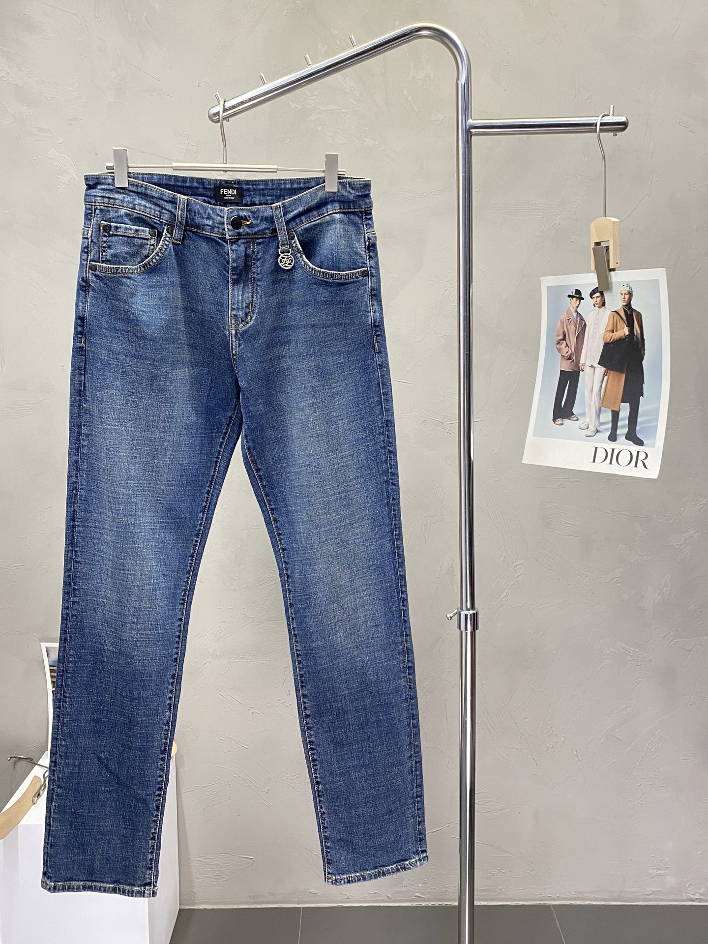 NO:412494,.FENDI exclusively offers new styles of casual jeans high-end version!  Customized fabrics for counters are breathable and comfortable, with impeccable details, and the brand element design concept reflects high quality. The feel is delicate and soft!  It is casually cut, with a great upper body style!  Number of codes: 29-36 (no 35), fendi, fendi, jeans, alexander wang19860909.FENDI芬迪独家专供新款 休闲牛仔裤高端版本！专柜定制面料 透气舒适度高,细节无可挑剔,品牌元素设计理念,体现高品质.手感细腻柔软！呈现休闲裁剪,上身版型超赞！码数:29-36（无35）,,fendi,fendi,jeans,alexander wang,Men's clothing