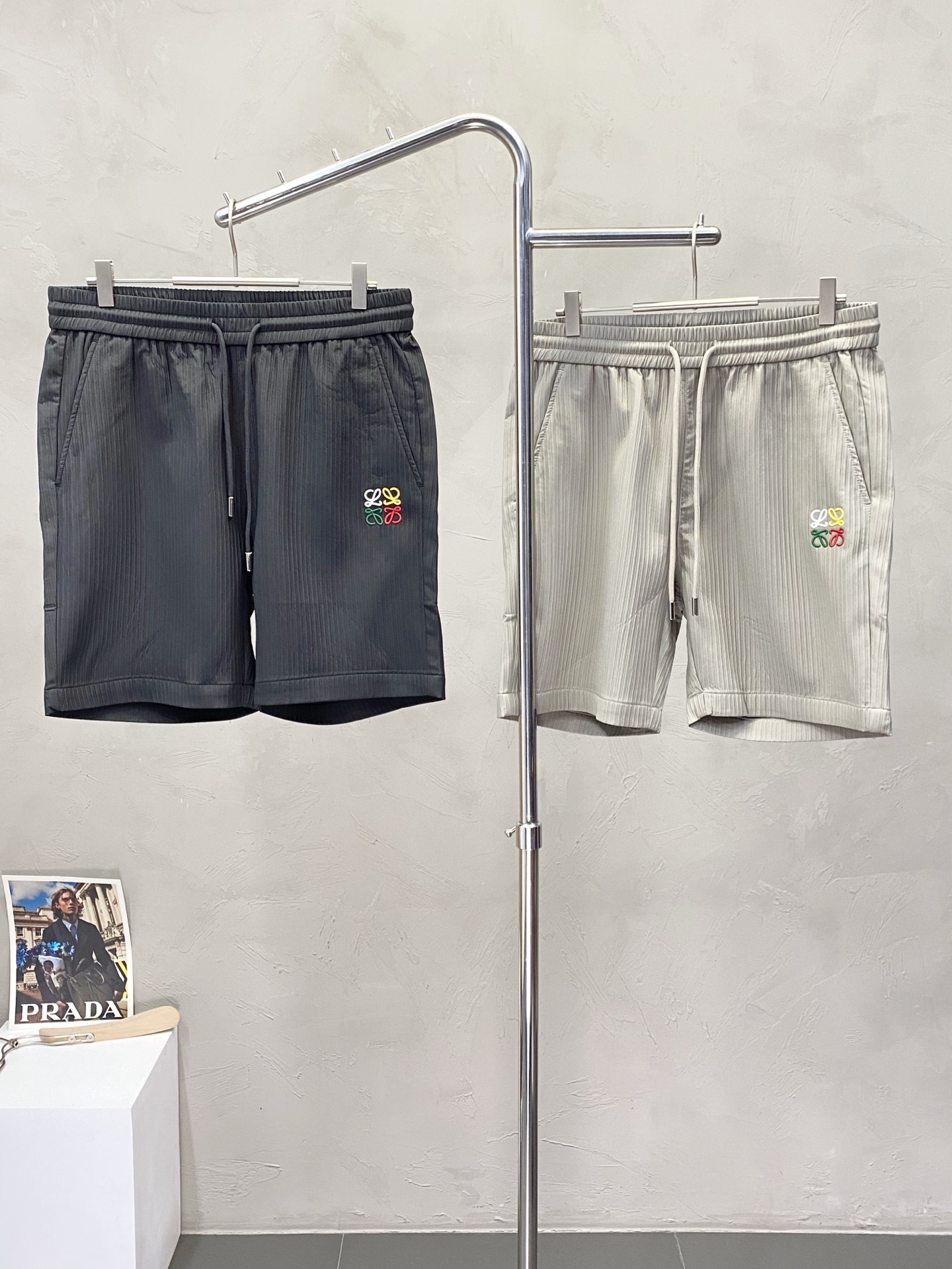 NO:415878,.LOEWE exclusively for new casual shorts, high-end version!  Customized fabrics for counters are breathable and comfortable, with impeccable details, and the brand element design concept reflects high quality. The feel is delicate and soft!  It is casually cut, with a great upper body style!  Number of codes: M-3XL, loewe, loewe, shorts, alexander wang19860909.LOEWE罗意威独家专供新款休闲短裤 高端版本！专柜定制面料 透气舒适度高,细节无可挑剔,品牌元素设计理念,体现高品质.手感细腻柔软！呈现休闲裁剪,上身版型超赞！码数:M-3XL,,loewe,loewe,shorts,alexander wang,Men's clothing