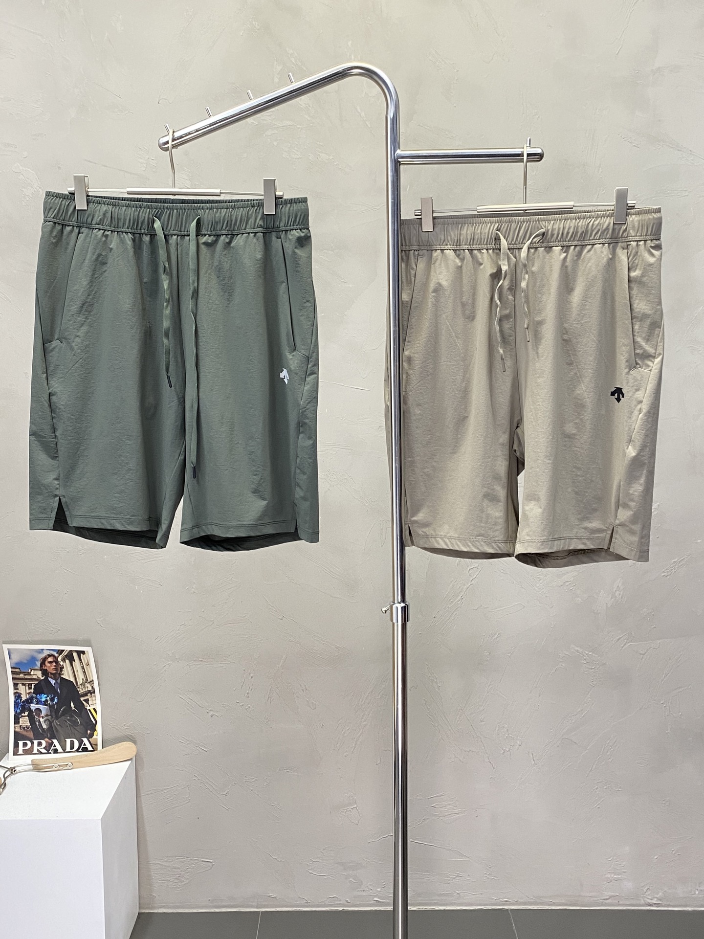 NO:415885,.DESCENTE exclusively available for new casual shorts high-end version!  Customized fabrics for counters are breathable and comfortable, with impeccable details, and the brand element design concept reflects high quality. The feel is delicate and soft!  It is casually cut, with a great upper body style!  Number of codes: M-3XL, shorts, alexander wang19860909.DESCENTE迪桑特独家专供新款休闲短裤 高端版本！专柜定制面料 透气舒适度高,细节无可挑剔,品牌元素设计理念,体现高品质.手感细腻柔软！呈现休闲裁剪,上身版型超赞！码数:M-3XL,,shorts,alexander wang,Men's clothing