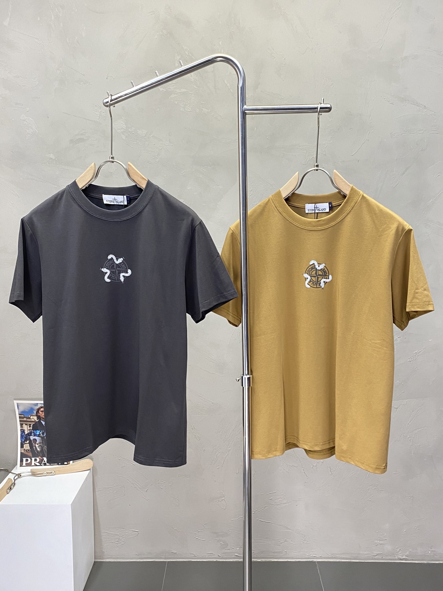 NO:415904,.STONE ISLAND Stone Island exclusively offers new original single men's casual spring and summer short sleeves, high-end customization, high-end version, fashionable and versatile imported fabric, super soft and delicate, skin-friendly and comfortable to wear, high-end boutique, OEM factory made the top body very good, men's essential items, three standards, 46-54,,T-shirt,alexander wang19860909.STONE ISLAND石头岛独家专供新款原单男士休闲春夏短袖 高端定制 高端版本 时尚百搭爆款进口面料 手感超柔软细腻 穿着亲肤舒适 高端精品 代工厂精细做上身非常赞 男士必备单品 三标齐全 码数46-54,,T-shirt,alexander wang,Men's clothing