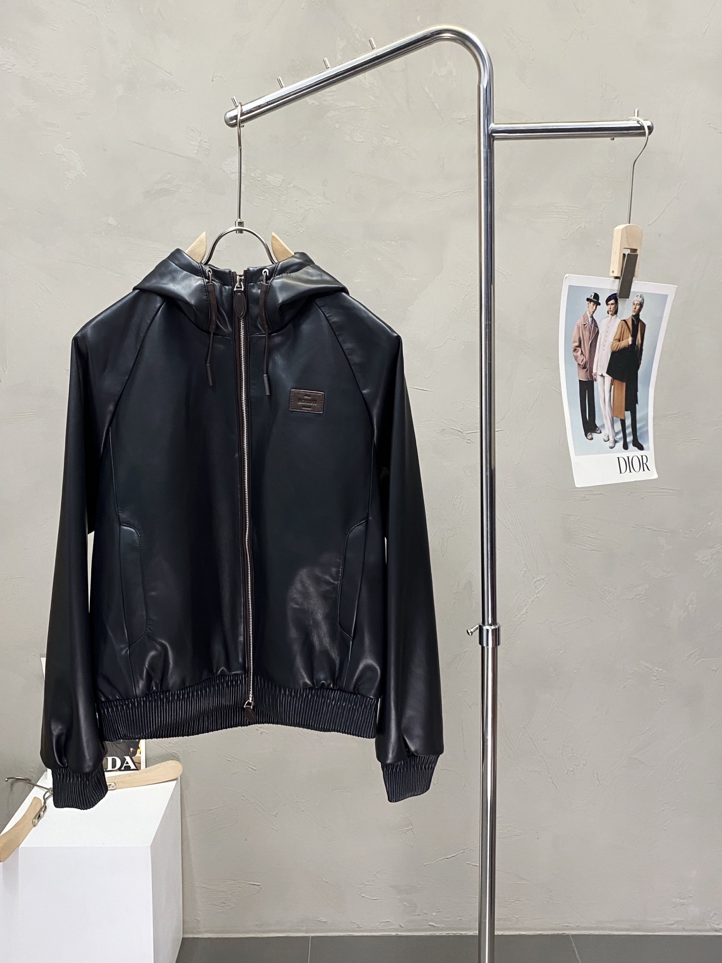 NO:415920,.Leather Jackets - Hermès exclusively offers the latest spring and autumn leather jackets, classic design and long coats with great appearance, imported leather imported fabrics, quality is even more unscrupulous, and high-end products that cannot be criticized and cannot be missed! Through the detailed pictures, you can feel its powerful aura, and the warm-concentration effect is significant, so you don’t have to worry about the chill at all! It is both fashionable and functional, and the whole style looks more luxurious and elegant! Size 48-56, hermes, hermes, jackets & coats,leather jacket,alexander wang19860909.皮衣-Hermès爱马仕独家专供最新春秋皮衣外套 经典设计与颜值爆棚的长款大衣外套 进口皮进口面料 品质更是无法挑剔品控可以直接入手,不容过错的高端臻品！通过细节图片便可感受到它强悍的气场,聚温保暖效果显著,完全不用担心会有一点寒意！时尚与功能性兼备,整款显得更加的奢华大气！ 尺码48-56,,hermes,hermes,jackets & coats,leather jacket,alexander wang,Men's clothing